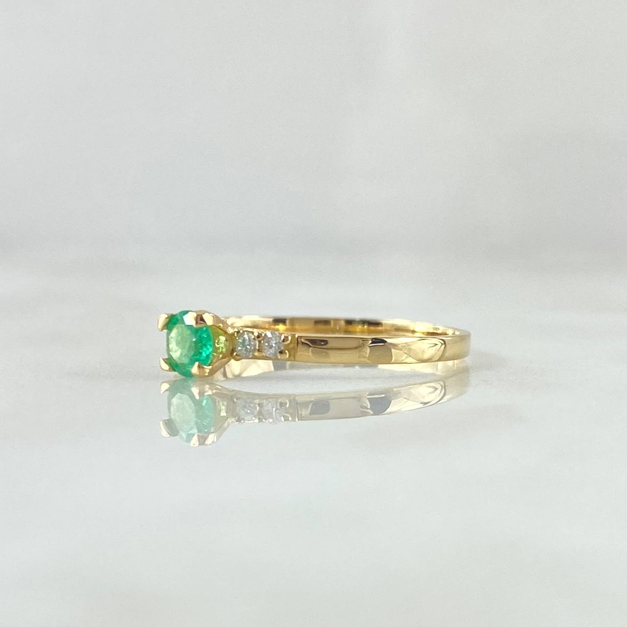 Anillo Solitario Cero Minimal 1.2gr / T6 1/2 / Esmeralda 23pts Diamantes 5pts Oro Amarillo 18K (Joya) ©