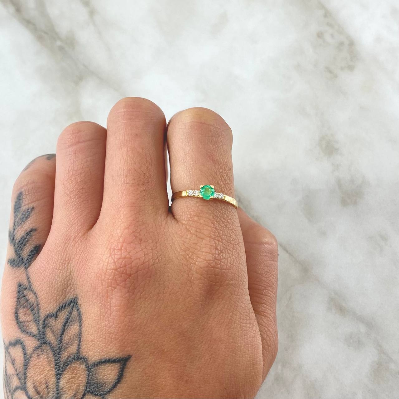 Anillo Solitario Cero Minimal 1.2gr / T6 1/2 / Esmeralda 23pts Diamantes 5pts Oro Amarillo 18K (Joya) ©