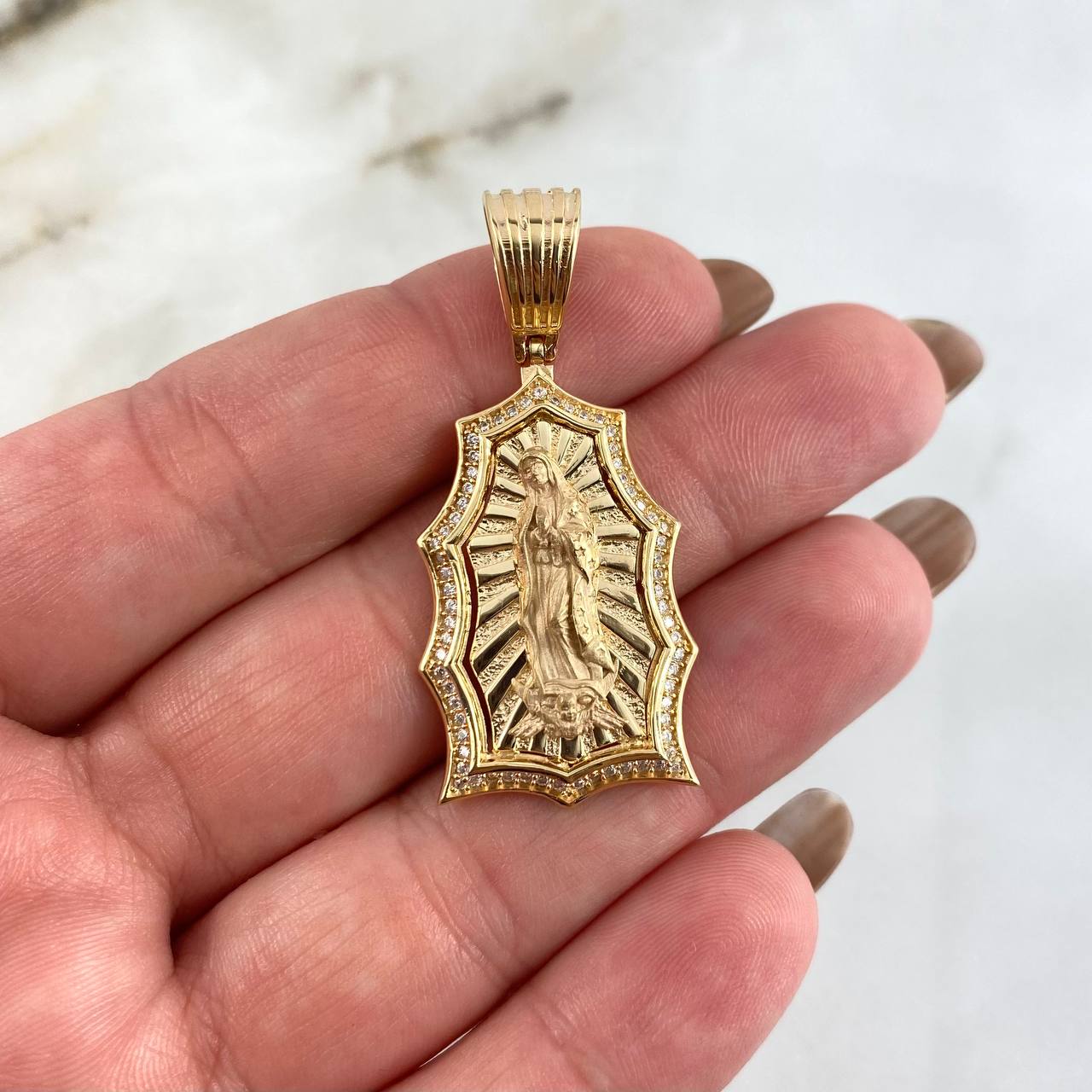 Dije Silueta Virgen de Guadalupe 7.7gr / 4.1cm / Circones Blancos Oro Amarillo *