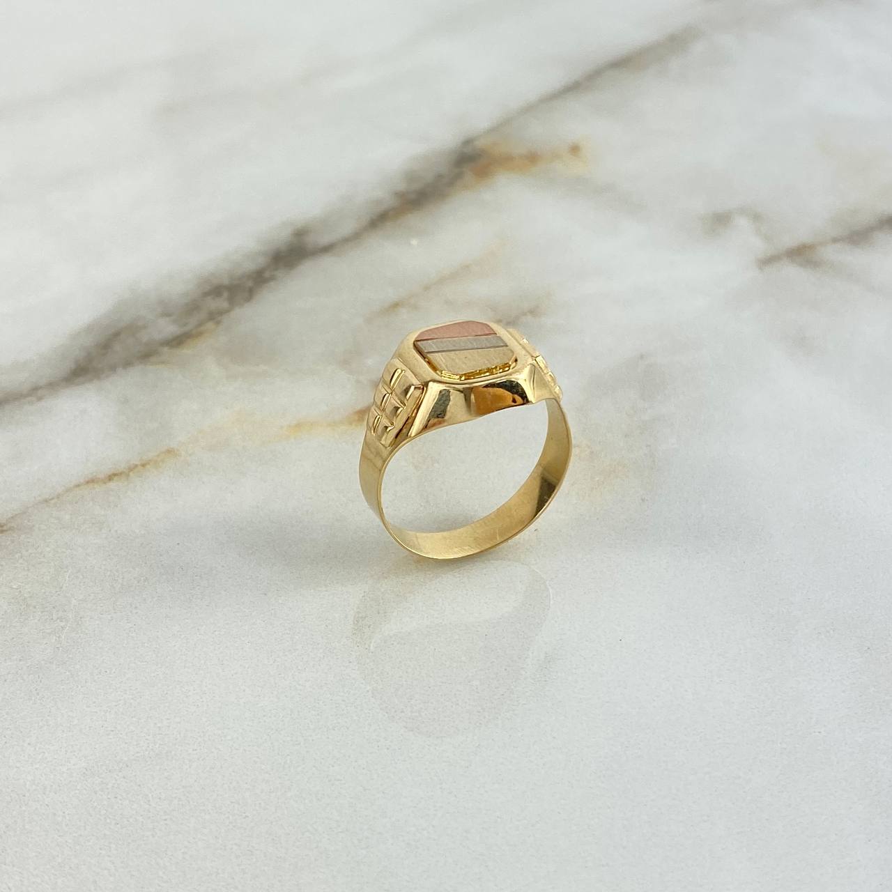 Anillo Sello 4.2gr / T8 1/2 / Cuadrado Rayado Tres Oros *