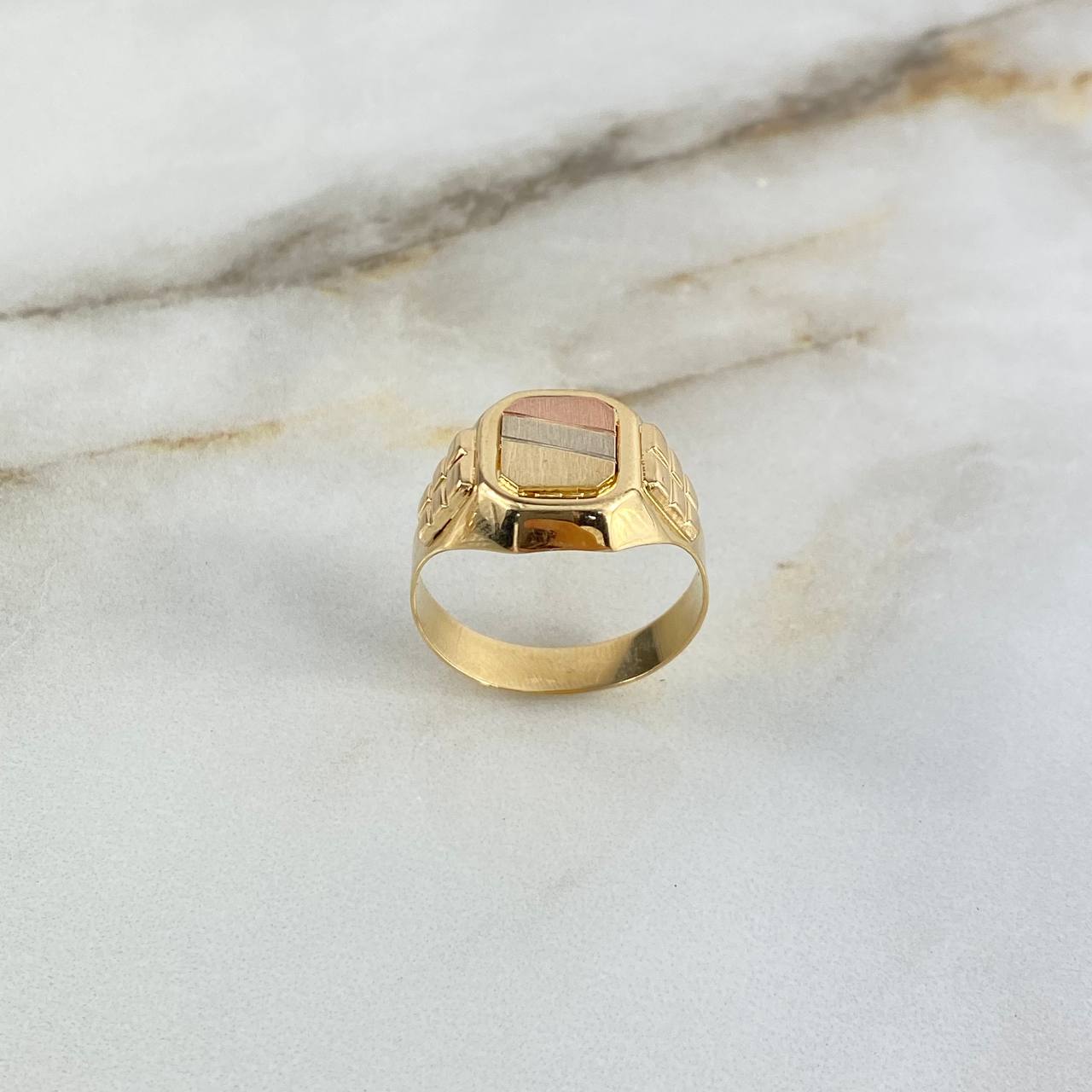 Anillo Sello 4.35gr / T10 / Cuadrado Rayado Tres Oros *