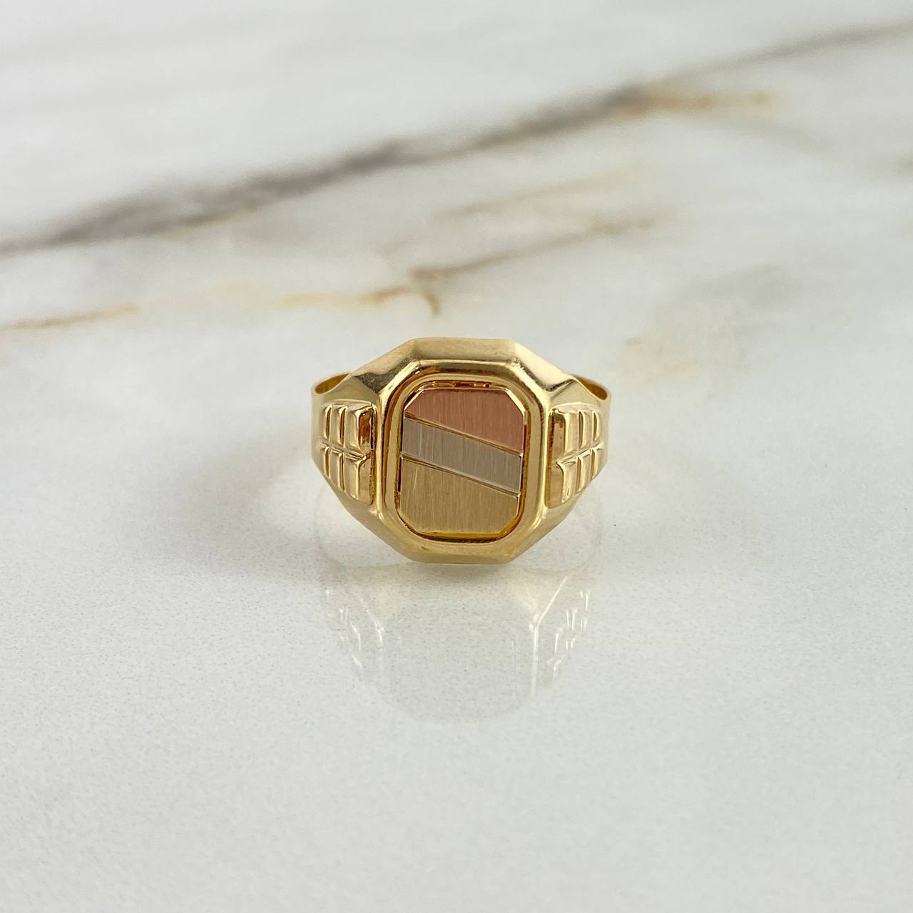 Anillo Sello 4.35gr / T10 / Cuadrado Rayado Tres Oros *