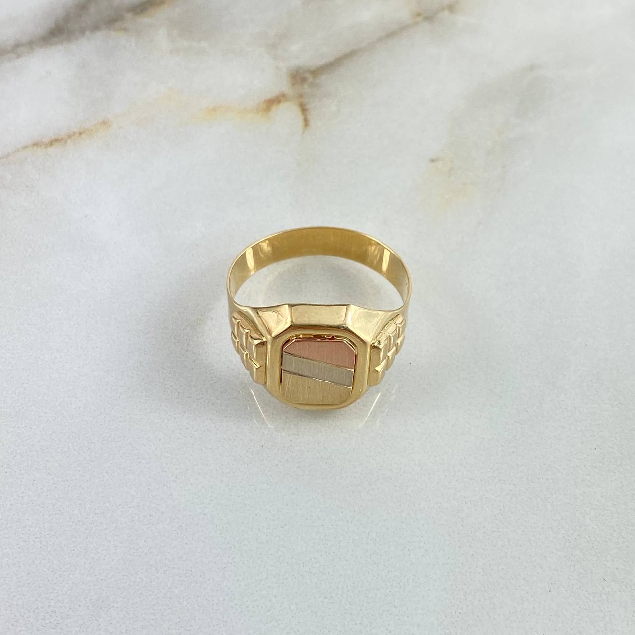 Anillo Sello 4.35gr / T10 / Cuadrado Rayado Tres Oros *