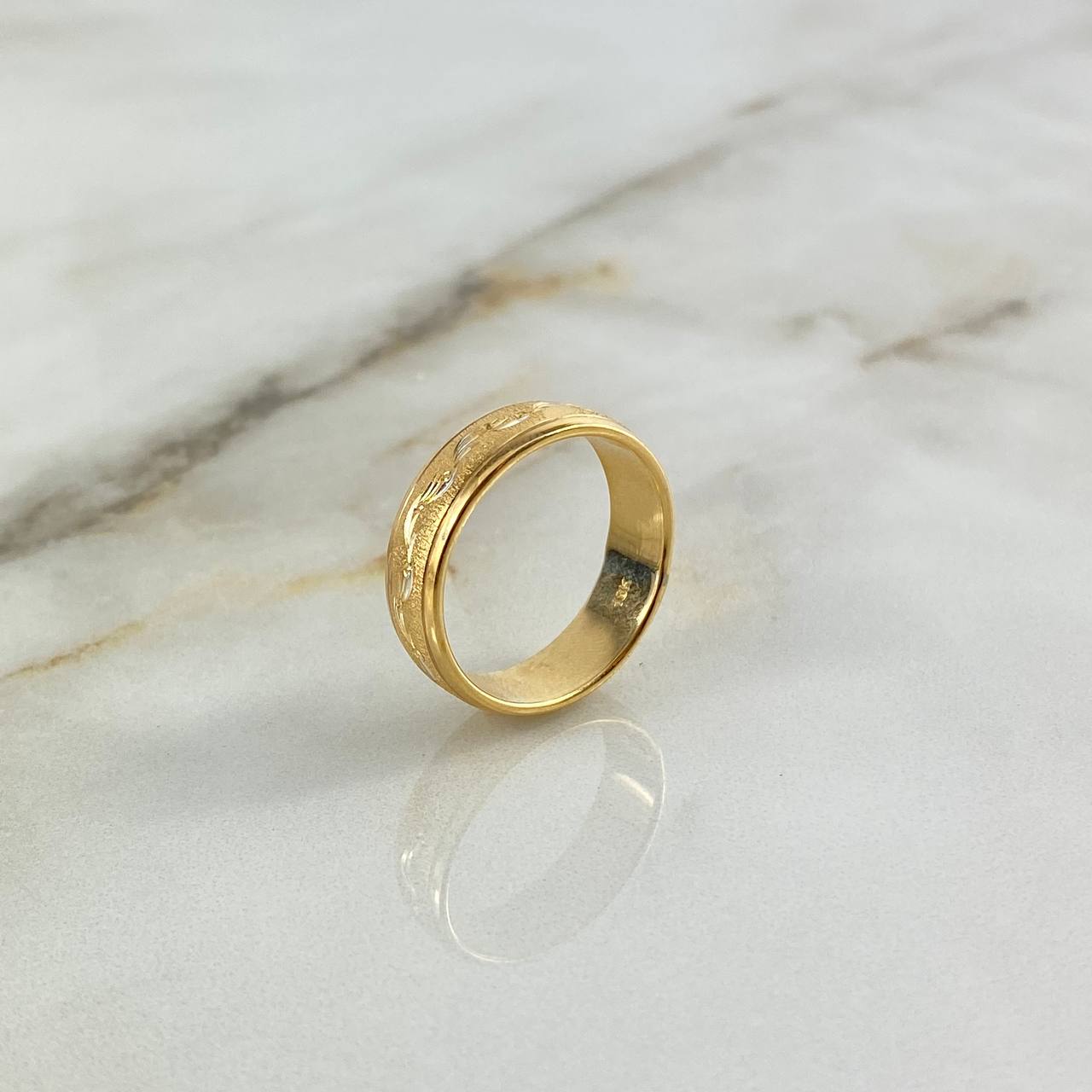 Anillo Argolla 6.1gr / T9 1/2 / Rayada Oro Amarillo *