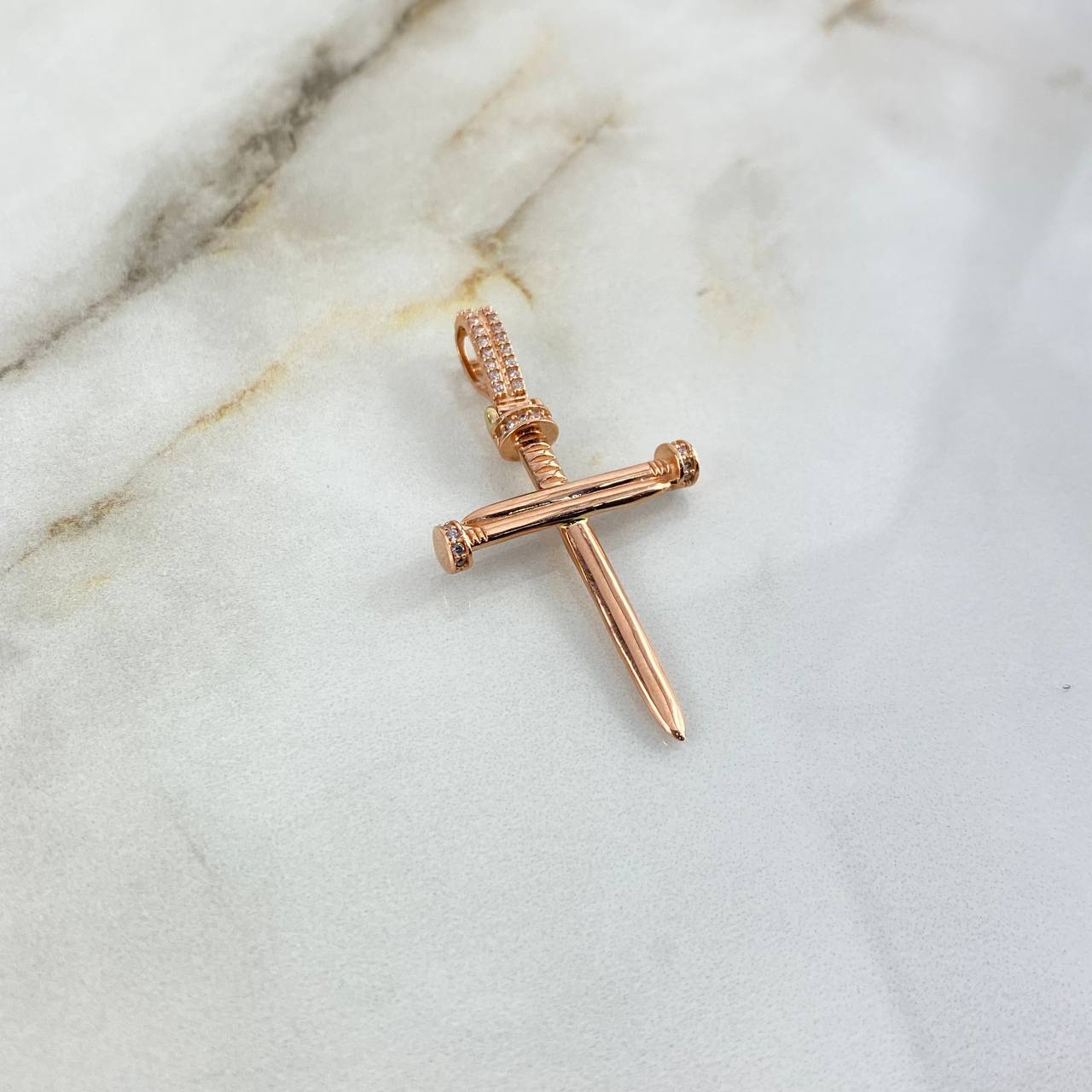 Dije Cruz Clavo 3.95gr / 4.7cm / Circones Blancos Oro Rosa *
