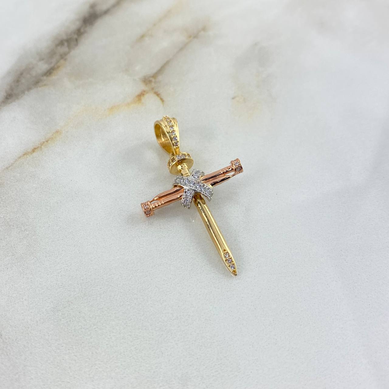 Dije Cruz Clavo 3.55gr / 3.8cm / Cruzado Circones Blancos Tres Oros *