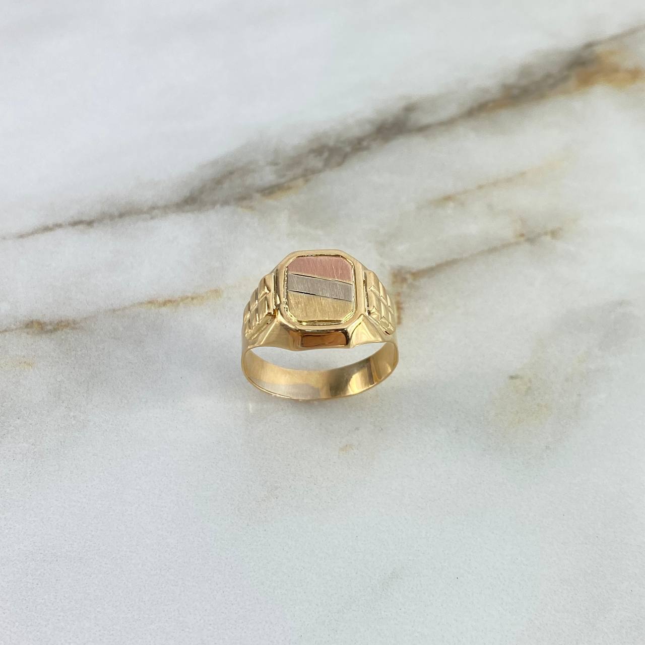 Anillo Sello 4.45gr / T9 1/2 / Cuadrado Tres Oros ©