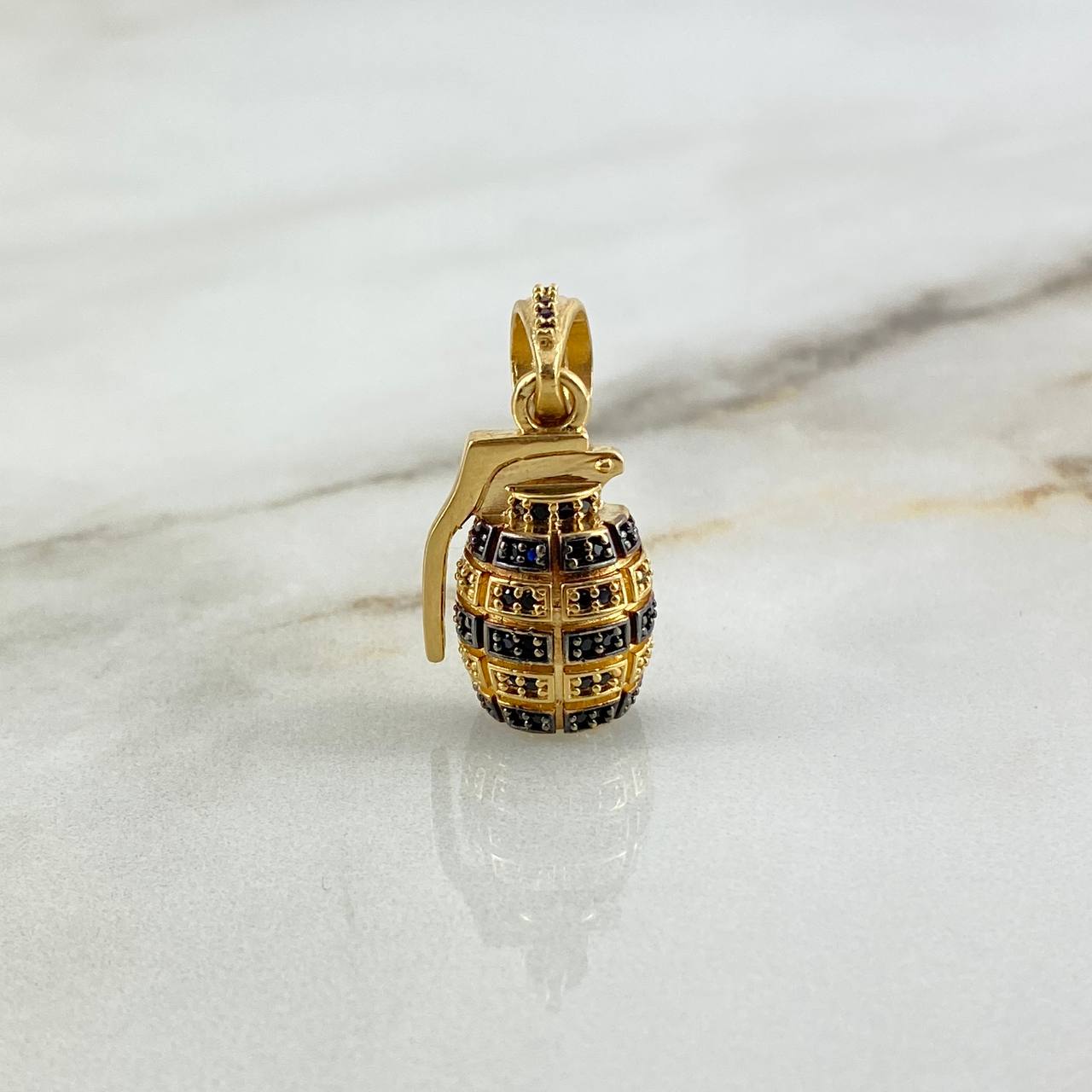 Dije Granada 4.5gr / 2.8cm / Circones Negros Oro Amarillo ©