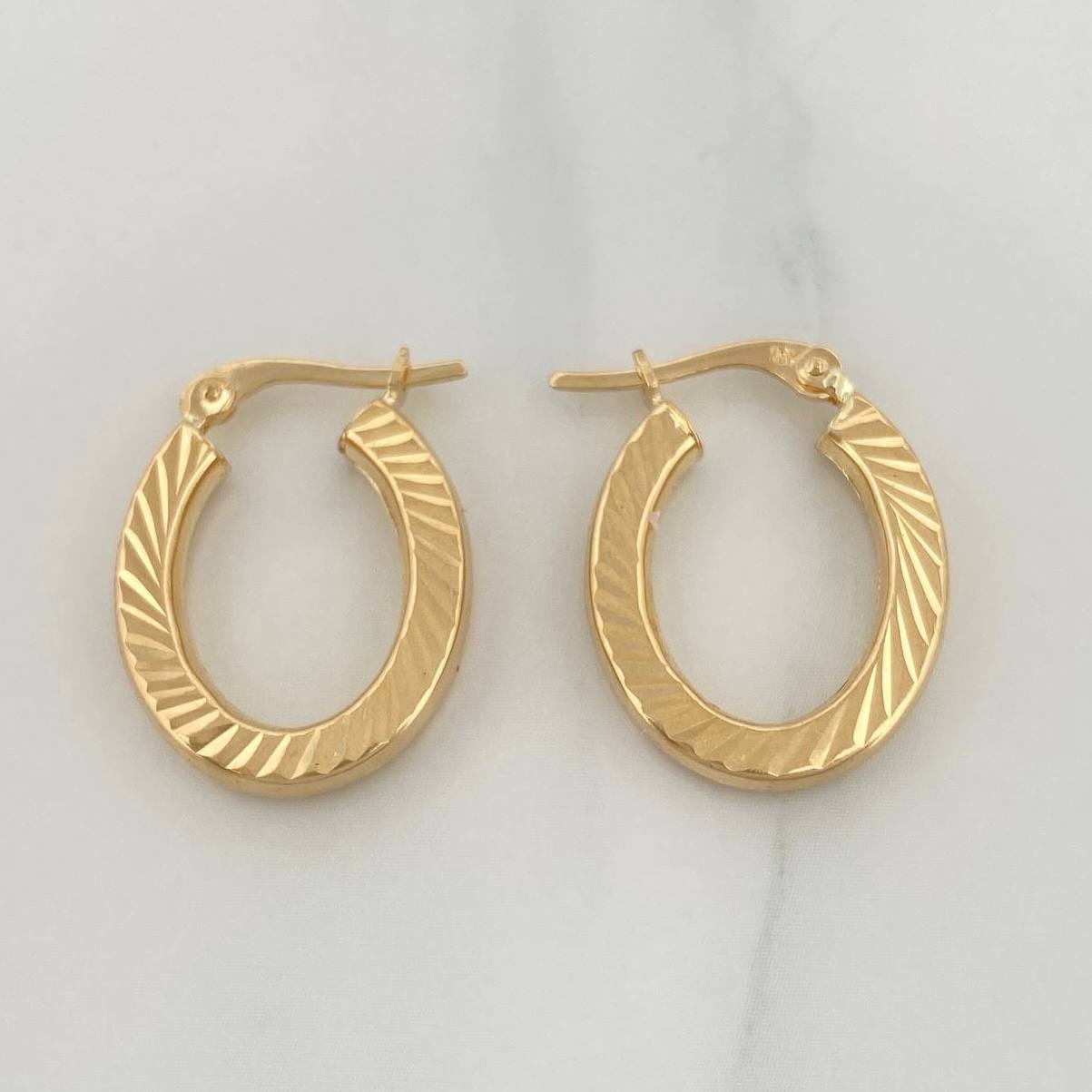 Candongas Ovaladas Rayadas 2.3 g / 2 cm Oro Amarillo 18K