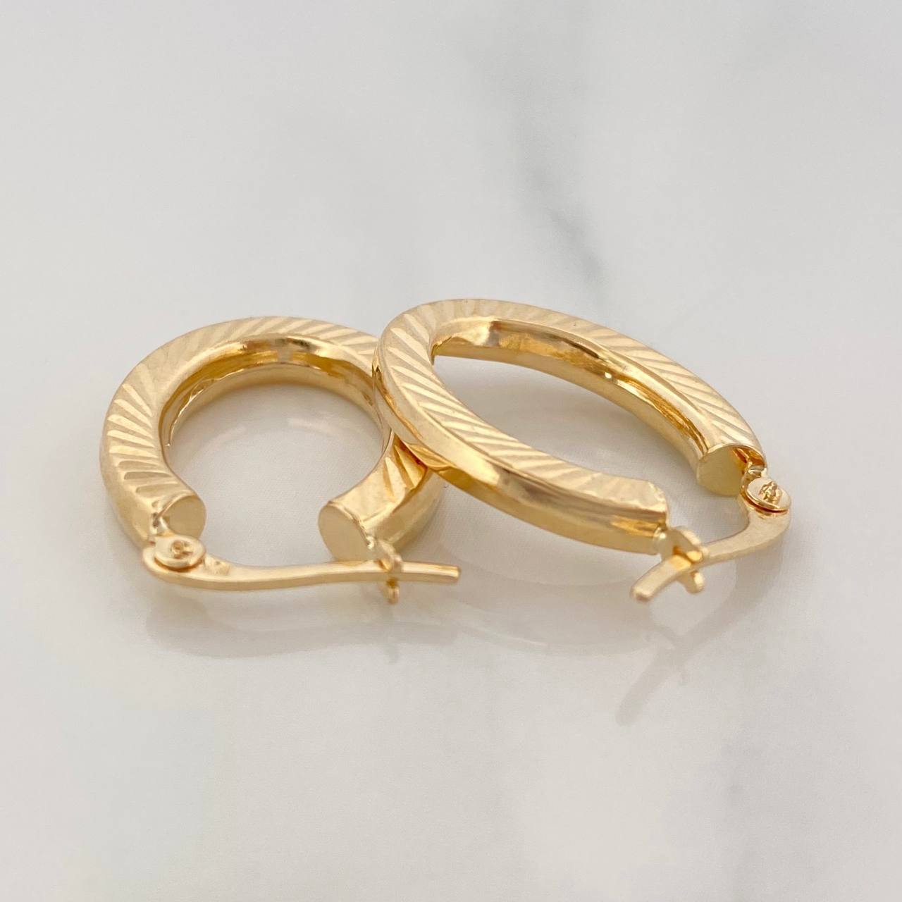 Candongas Ovaladas Rayadas 2.3 g / 2 cm Oro Amarillo 18K