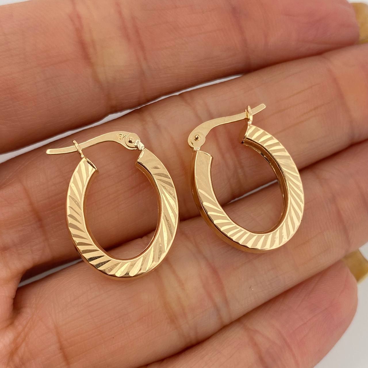 Candongas Ovaladas Rayadas 2.3 g / 2 cm Oro Amarillo 18K