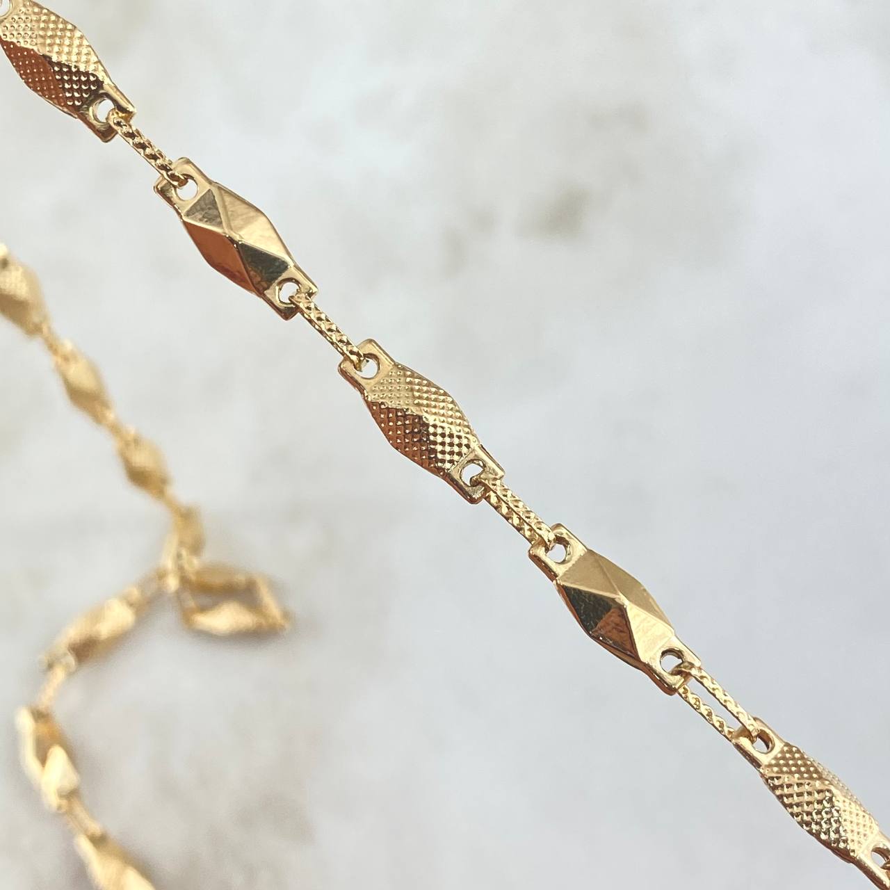 Cadena Rustica Ojiva Triangular 9.7gr / 60cm / 4.7mm Diamantada Oro Amarillo 18K
