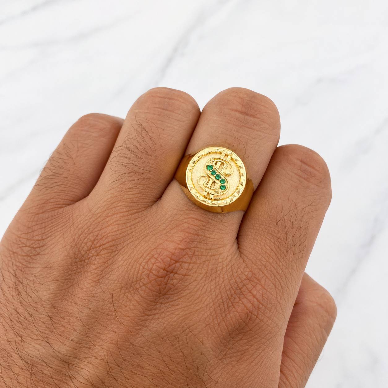 Anillo Sello Bordeado Signo Peso 3.75g / T9 Oro Amarillo 18K