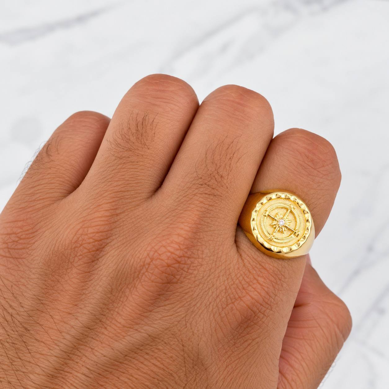 Anillo Sello Bordeado Brujula 3.55g / T8 3/4 Oro Amarillo 18K
