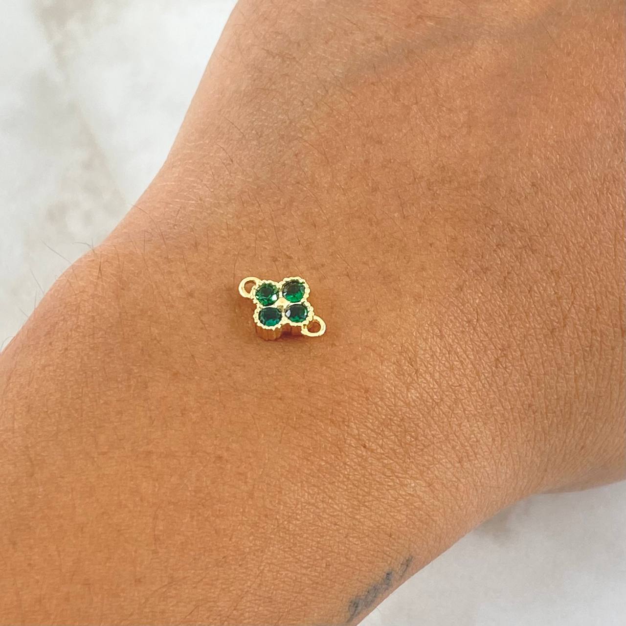 Herraje Flor Punteada 0.75gr / 1cm / Circones Verdes Oro Amarillo 18K ©