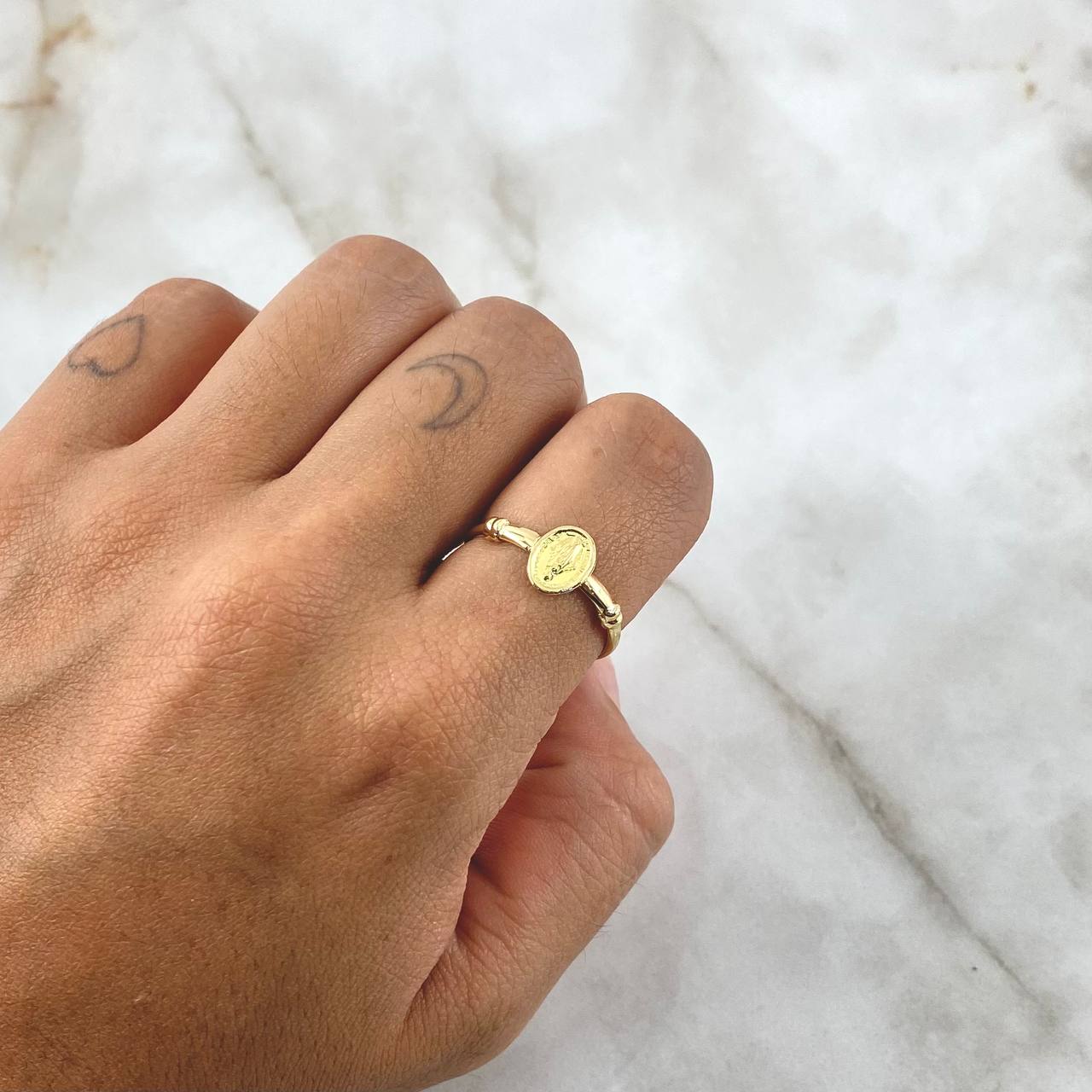 Anillo Sello Virgen Milagrosa 1.2gr / T7 3/4 / Nudo Liso Oro Amarillo 18K *