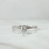 Anillo Solitario Churumbela 1.55gr / T7 1/2 / Circones Blancos Oro Blanco 18K ©