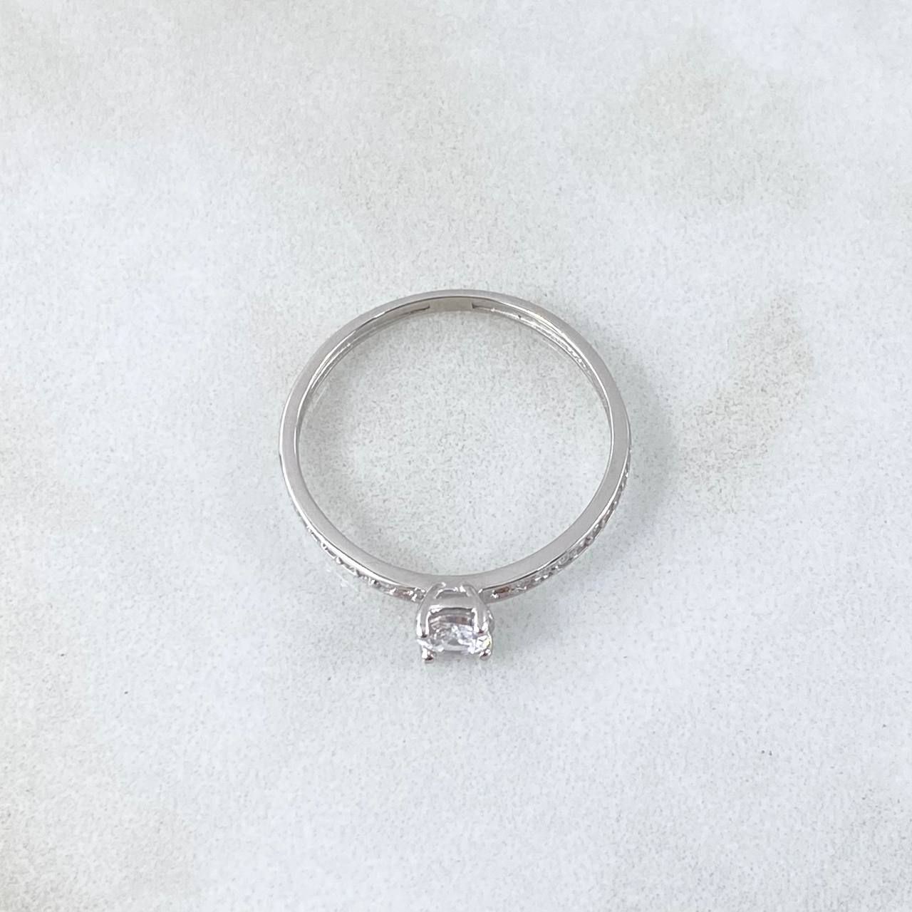 Anillo Solitario Churumbela 1.55gr / T7 1/2 / Circones Blancos Oro Blanco 18K ©