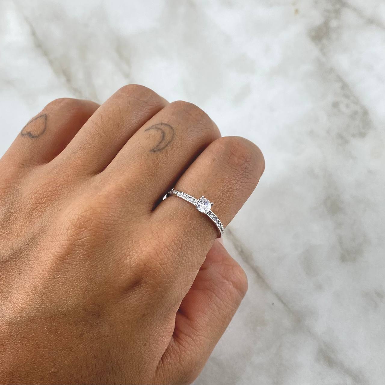 Anillo Solitario Churumbela 1.55gr / T7 1/2 / Circones Blancos Oro Blanco 18K ©
