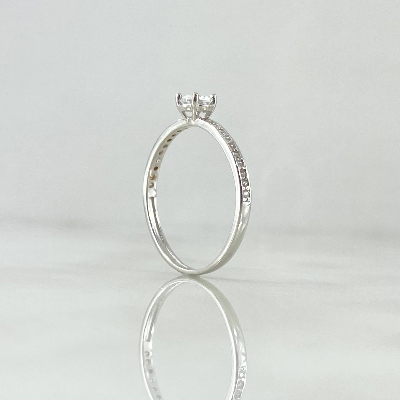 Anillo Solitario Churumbela 1.55gr / T7 1/2 / Circones Blancos Oro Blanco 18K ©