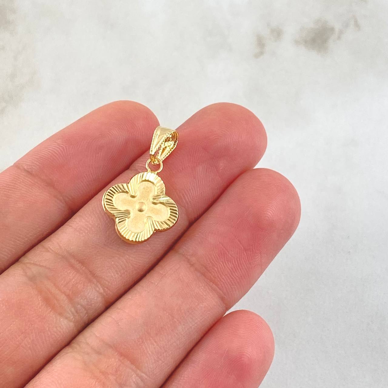 Dije Flor Mate 1.1gr / 2cm / Bordes Diamantados Oro Amarillo 18K ©