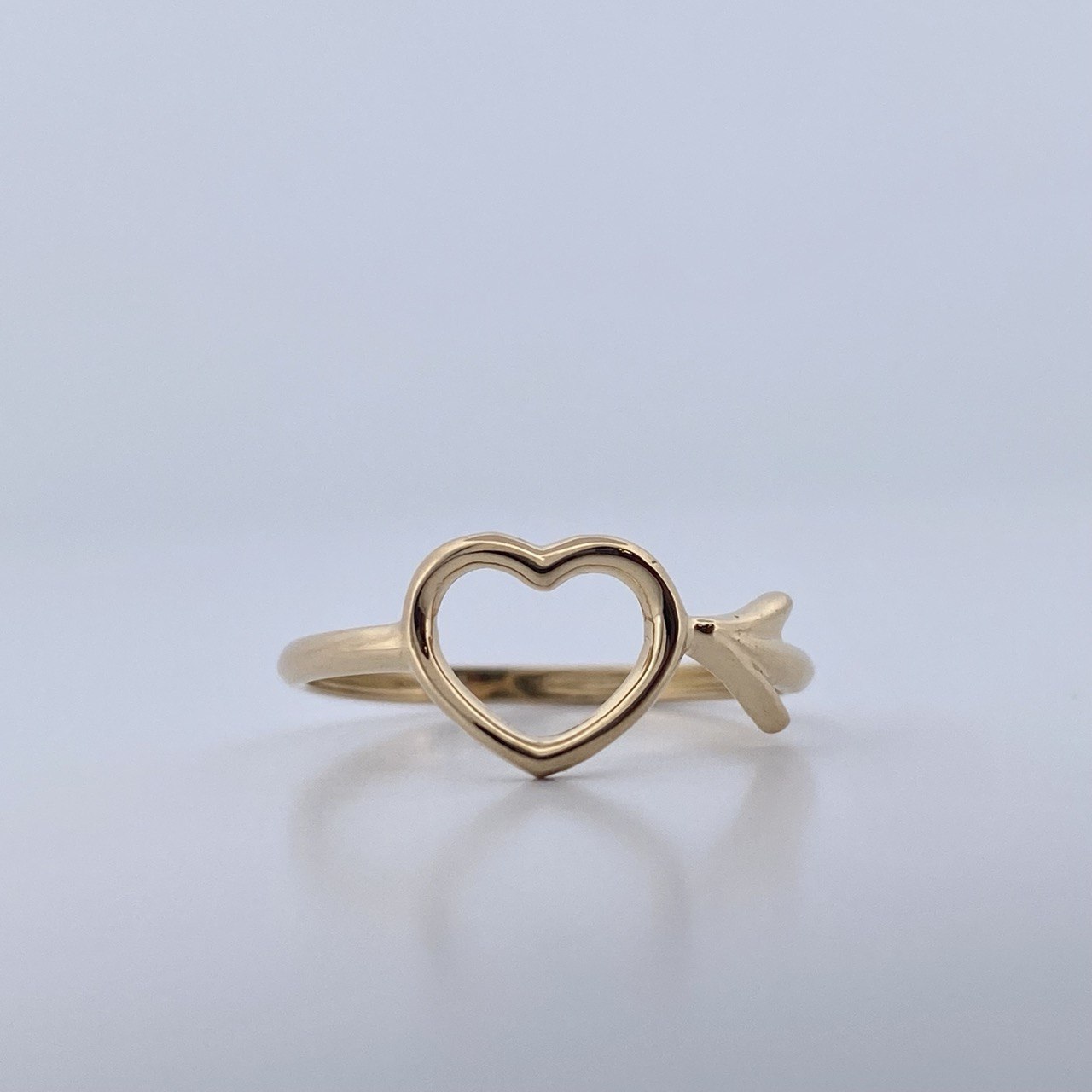 Anillo Corazon Flecha 1.35gr / T5 1/2 / Oro Amarillo 18K $