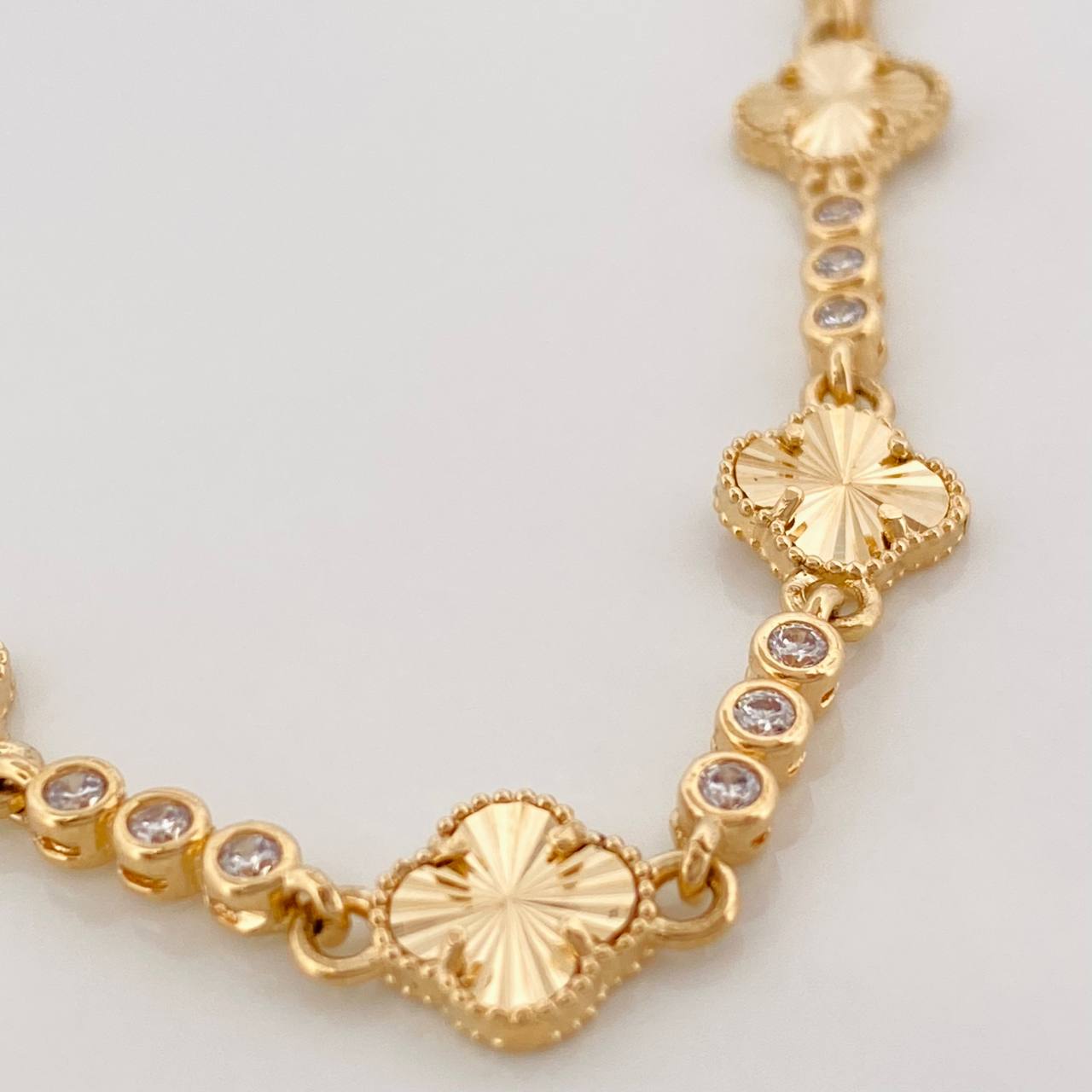 Pulso Halo Trebol 7g / 17.05cm / 2.45mm Oro Amarillo 18K