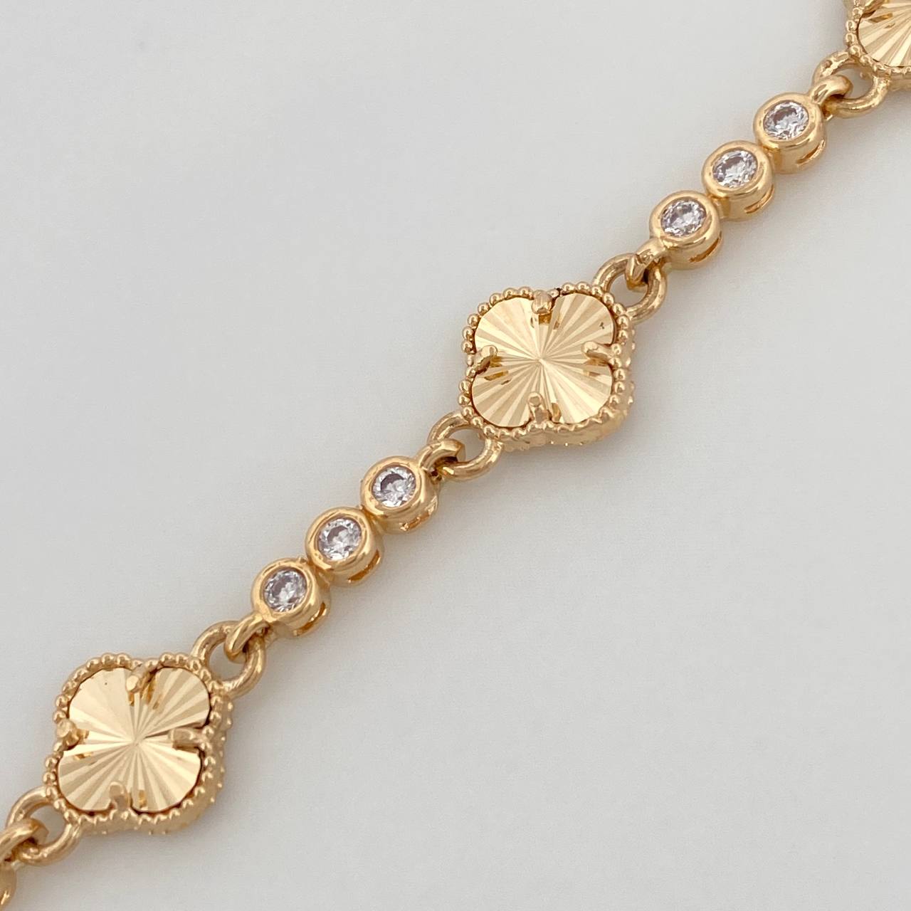Pulso Halo Trebol 7g / 17.05cm / 2.45mm Oro Amarillo 18K