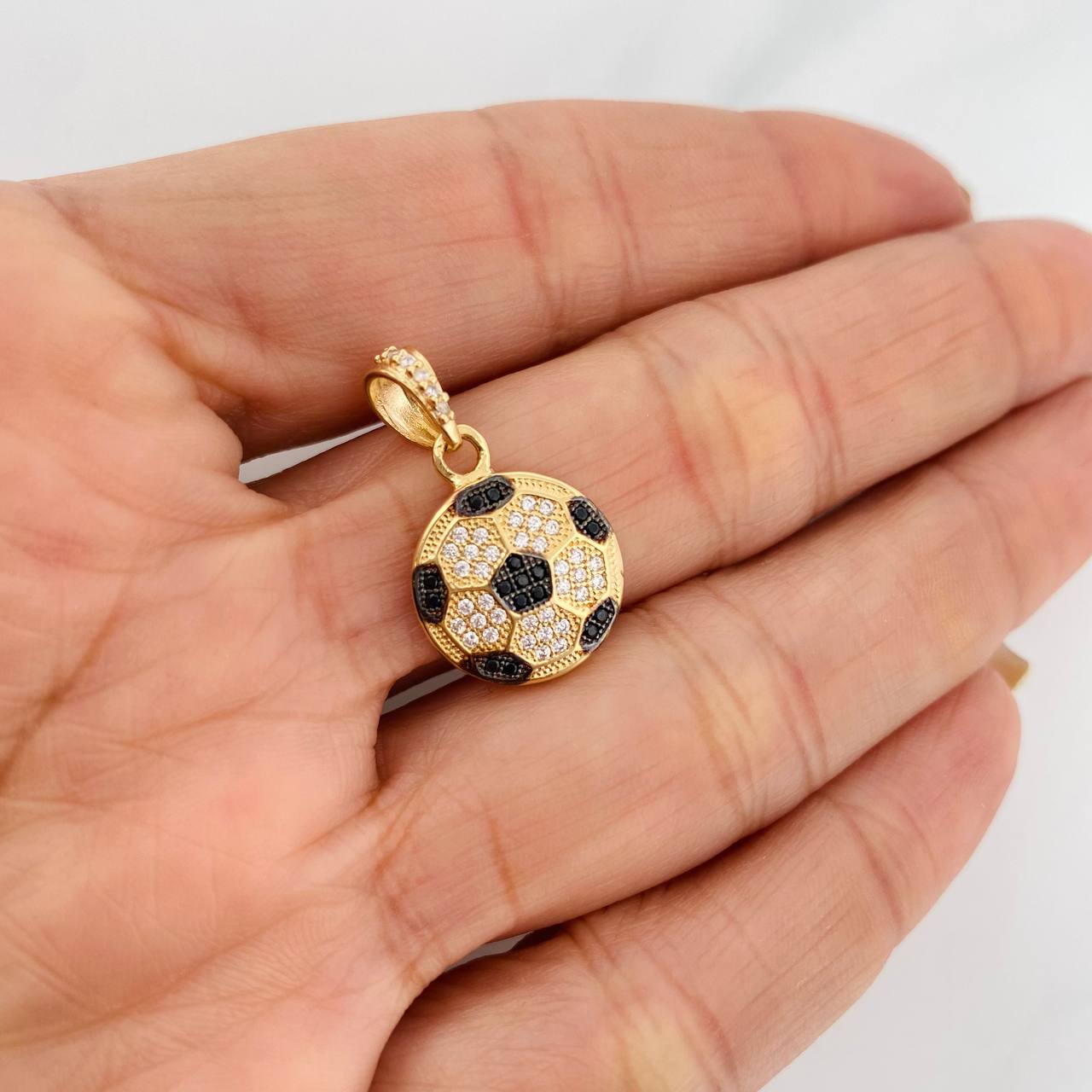 Dije Balon Futbol 2.5g / 2.03cm Dos Oros Negro Amarillo 18K