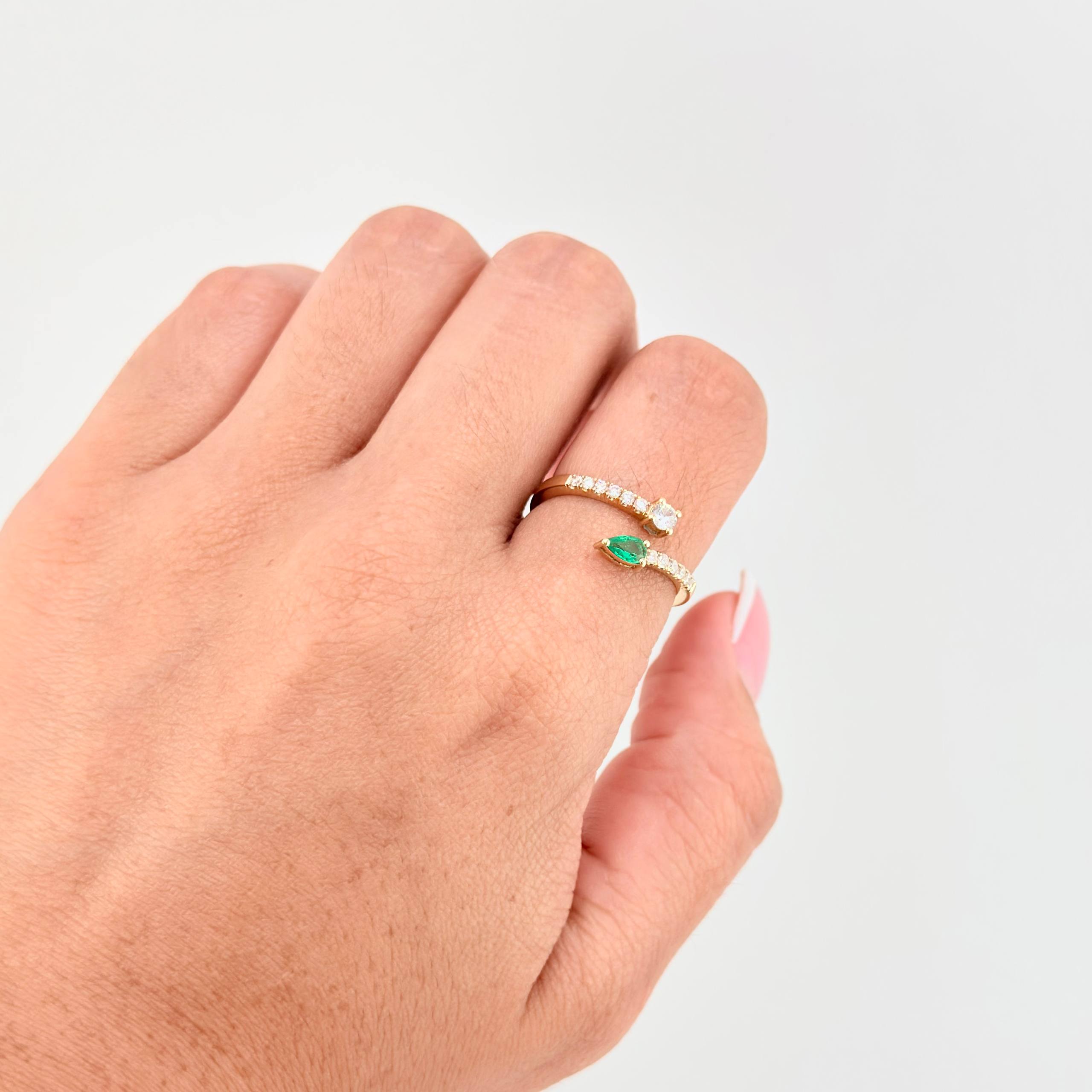 Anillo Solitario Cola En Gota 13pts Esmeralda 18pts Diamantes 2.75gr / T7 / Oro Amarillo 18K ©