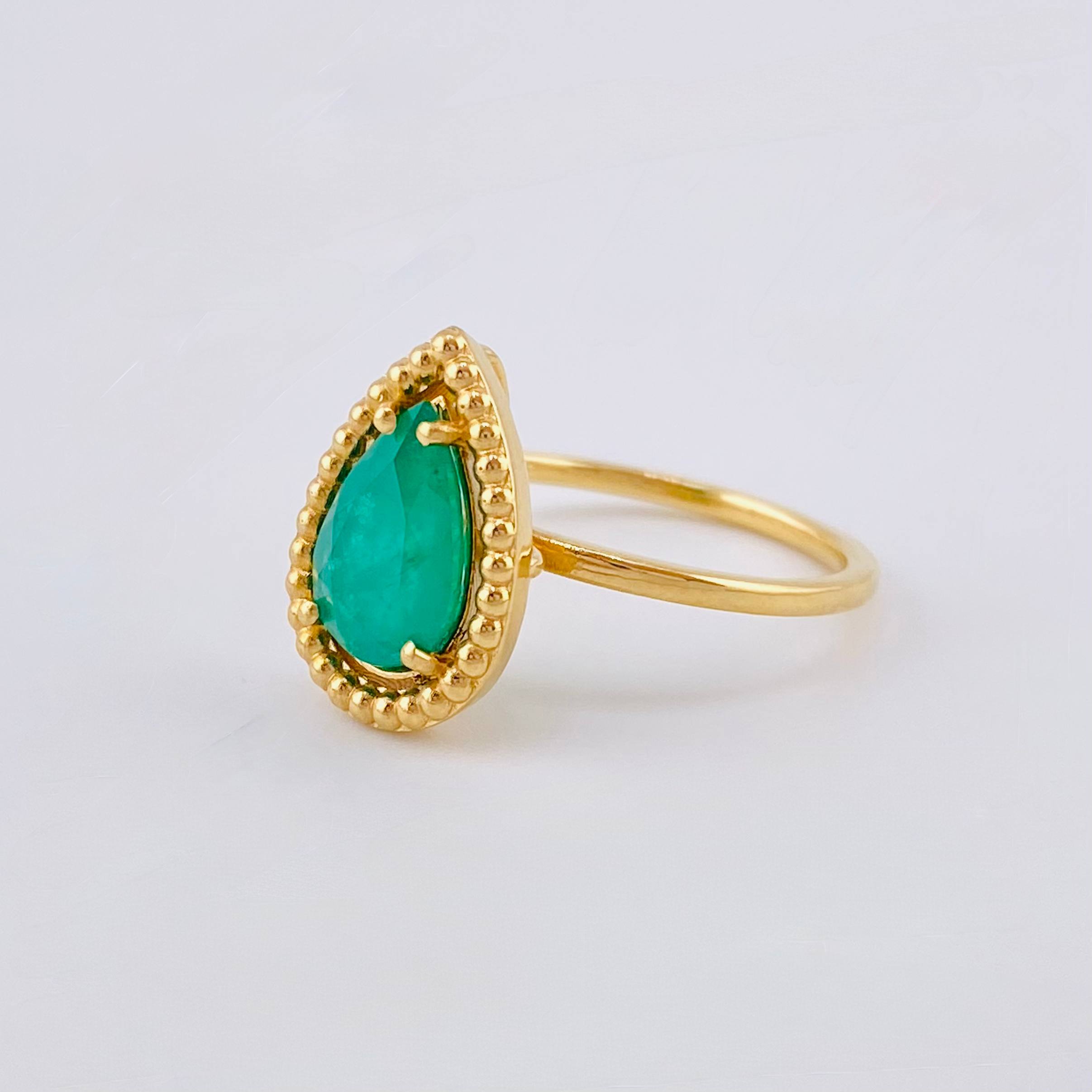 Anillo Solitario Gota Bordeada 1.6 Qts Esmeralda 4.65gr / T7 1/4 / Oro Amarillo 18K ©
