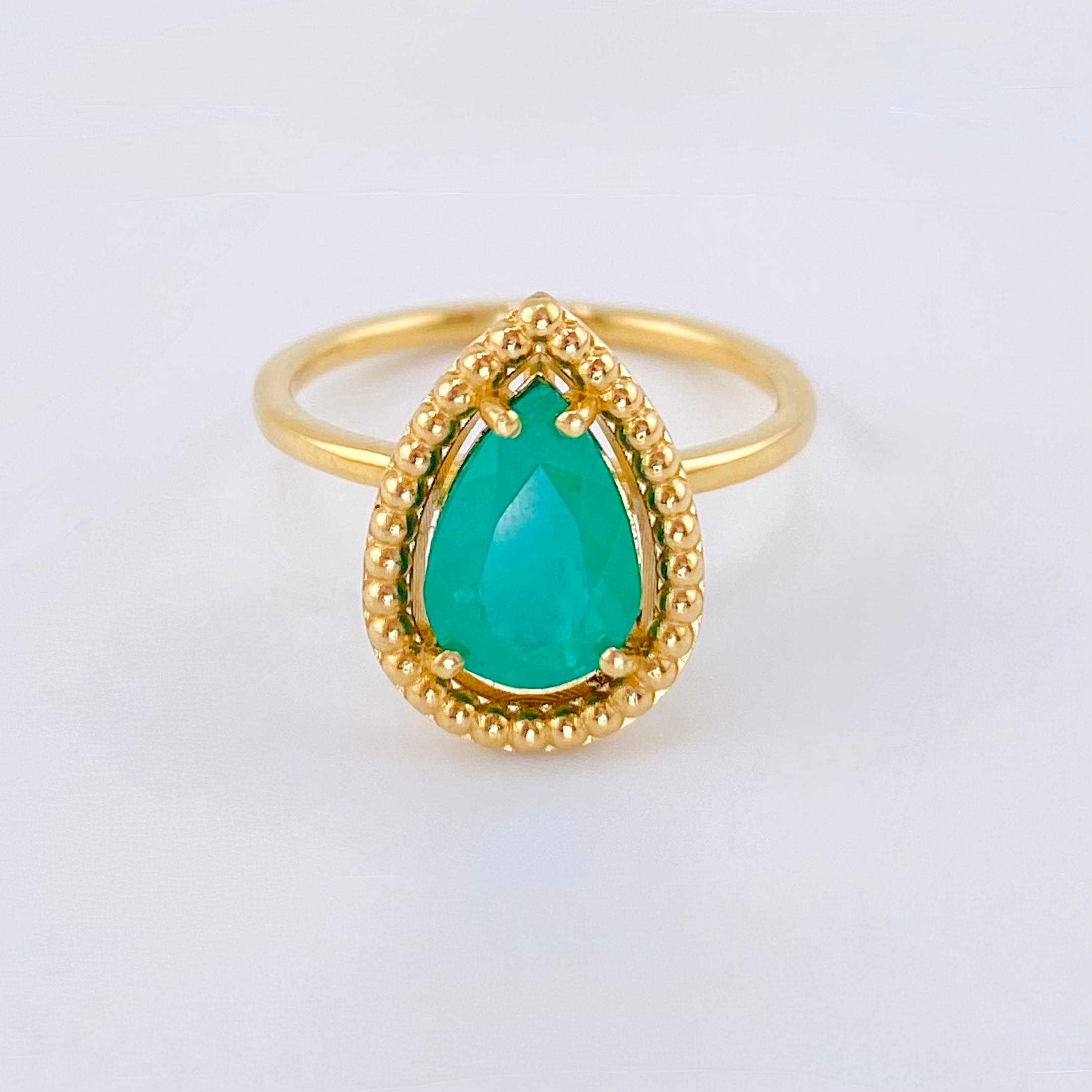 Anillo Solitario Gota Bordeada 1.6 Qts Esmeralda 4.65gr / T7 1/4 / Oro Amarillo 18K ©