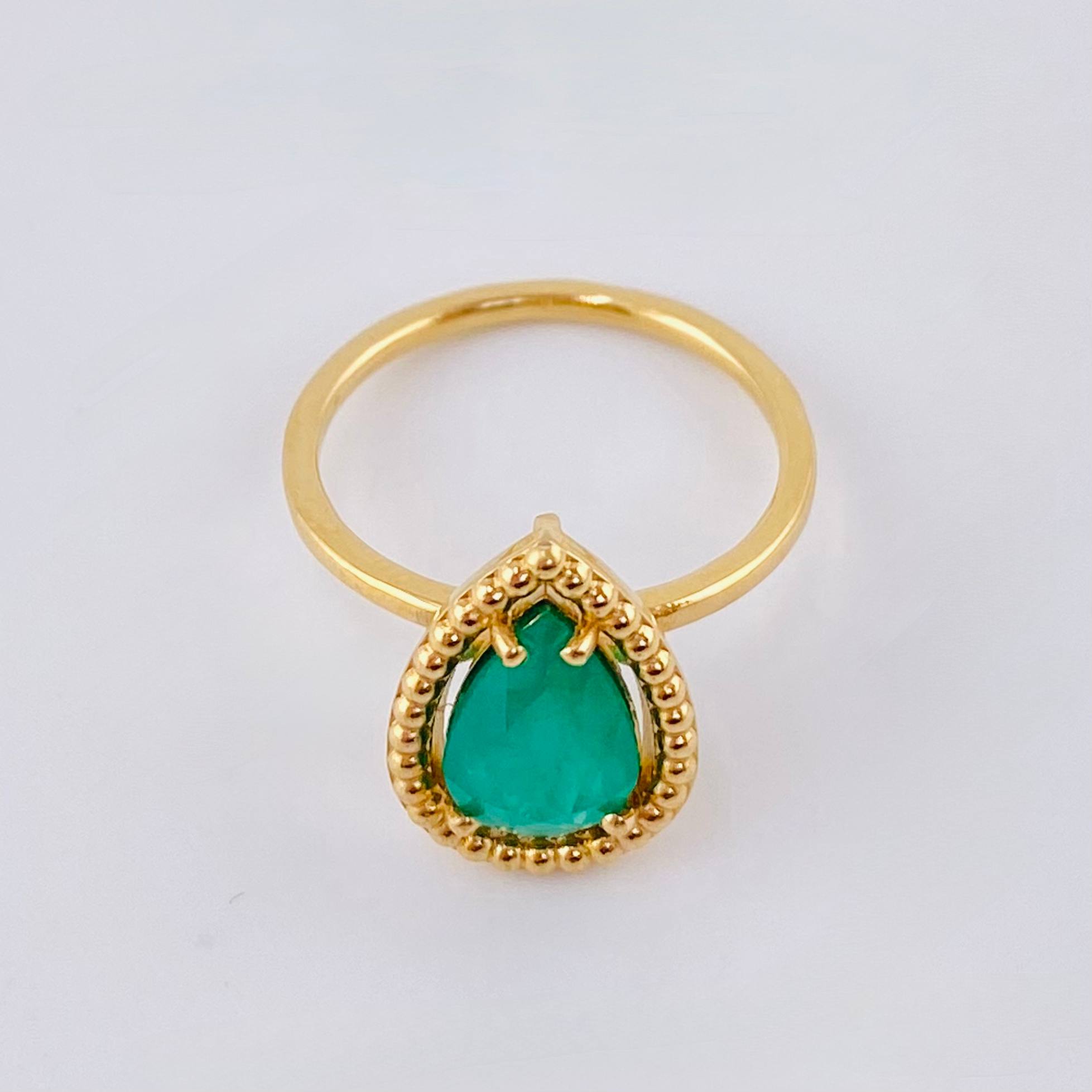 Anillo Solitario Gota Bordeada 1.6 Qts Esmeralda 4.65gr / T7 1/4 / Oro Amarillo 18K ©