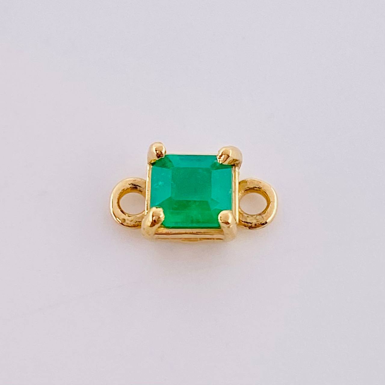 Herraje Rectangulo Cuatro Garras 60pts Esmeralda 0.5gr / 1cm / Oro Amarillo 18K