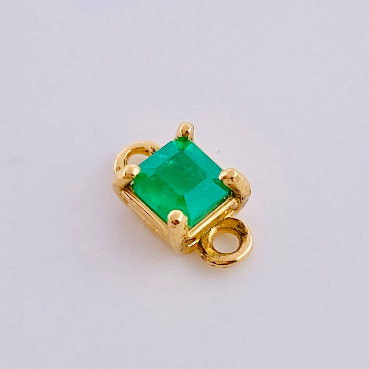Herraje Rectangulo Cuatro Garras 60pts Esmeralda 0.5gr / 1cm / Oro Amarillo 18K