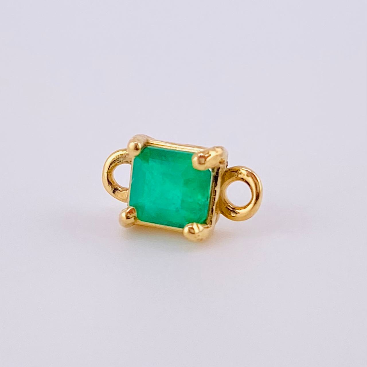 Herraje Rectangulo Cuatro Garras 60pts Esmeralda 0.45gr / 1cm / Oro Amarillo 18K