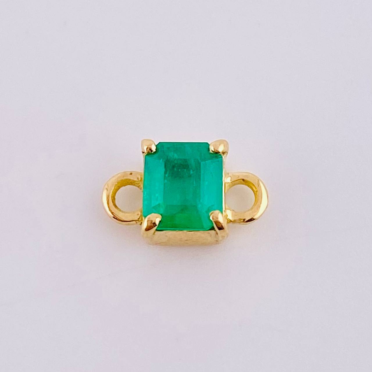 Herraje Cuadrado Cuatro Garras 70pts Esmeralda 0.95gr / 1cm / Oro Amarillo 18K