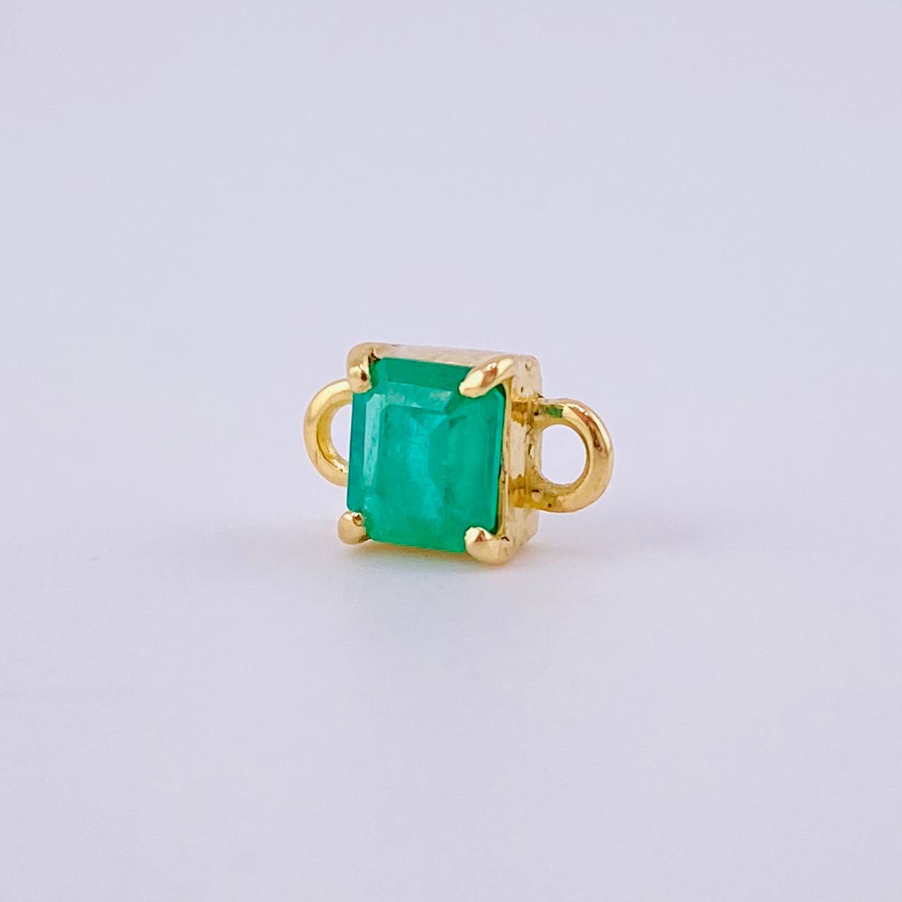 Herraje Cuadrado Cuatro Garras 70pts Esmeralda 1.15gr / 1cm / Oro Amarillo 18K