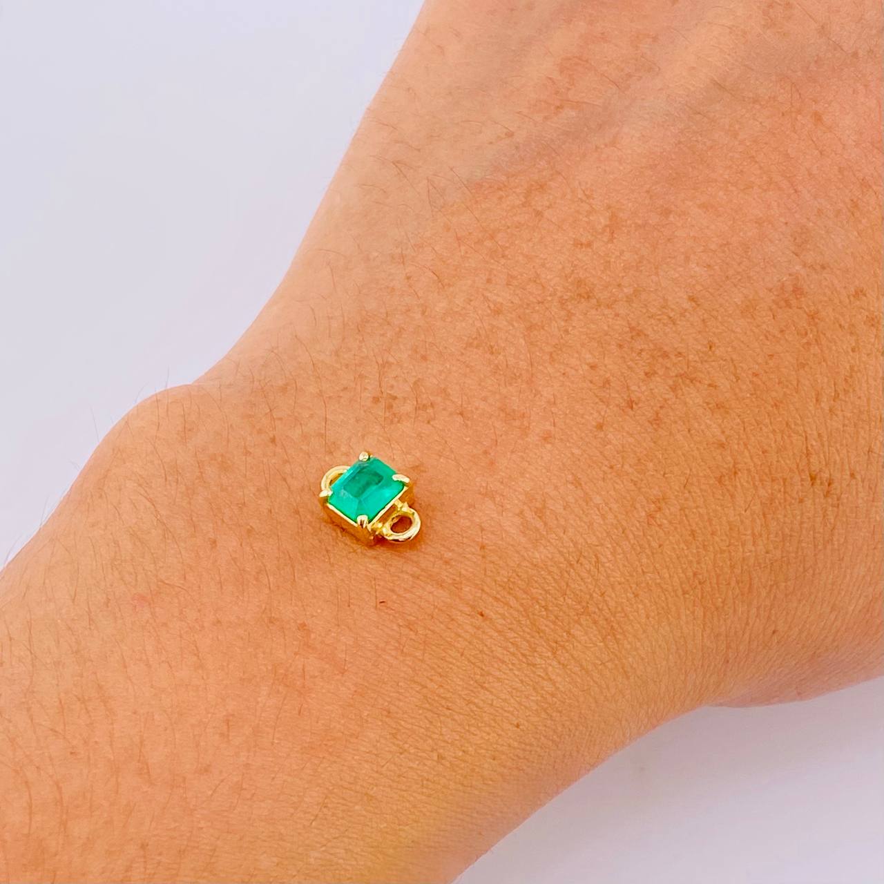 Herraje Cuadrado Cuatro Garras 70pts Esmeralda 1gr / 1cm / Oro Amarillo 18K