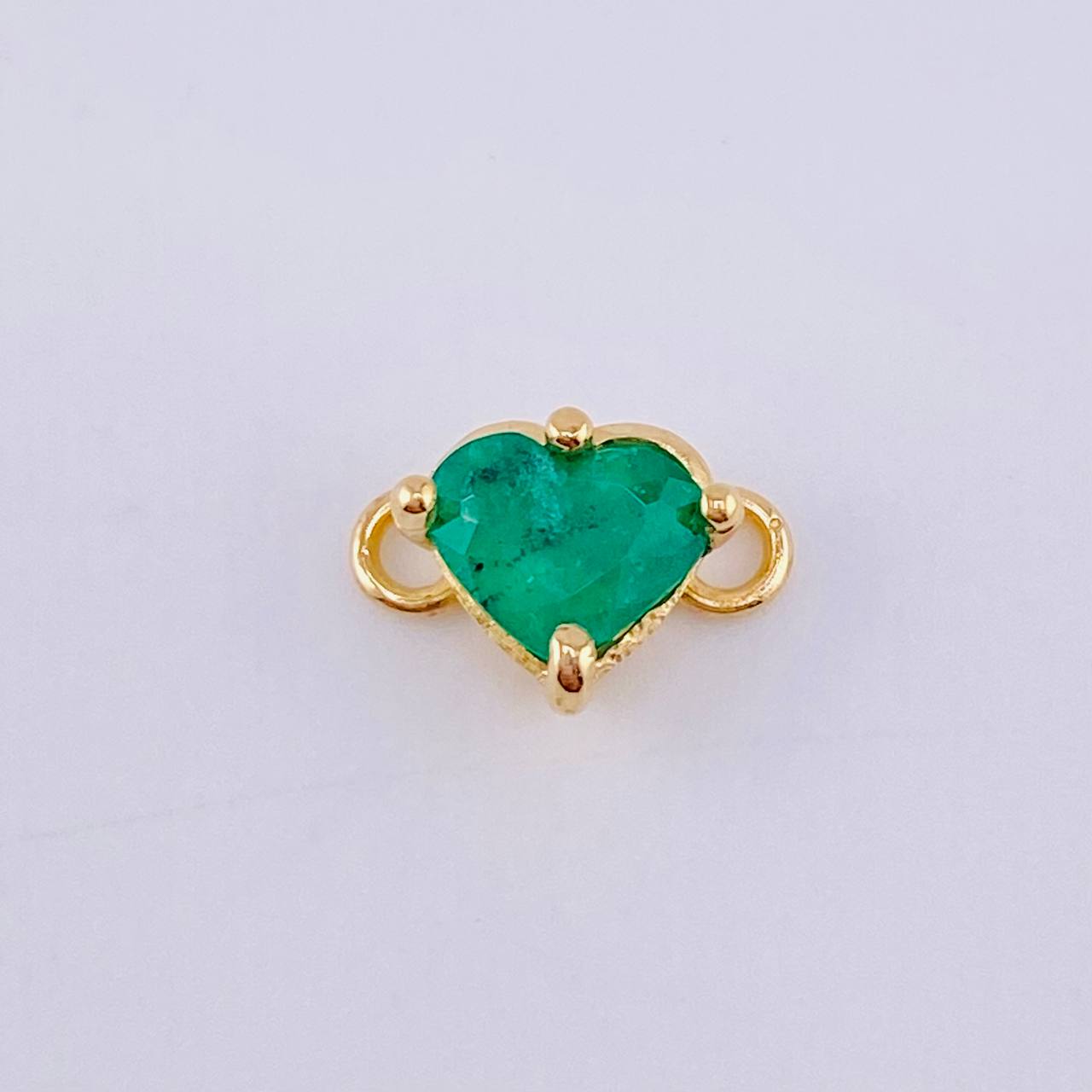 Herraje Corazon Cuatro Garras 60pts Esmeralda 0.6gr / 1cm / Oro Amarillo 18K