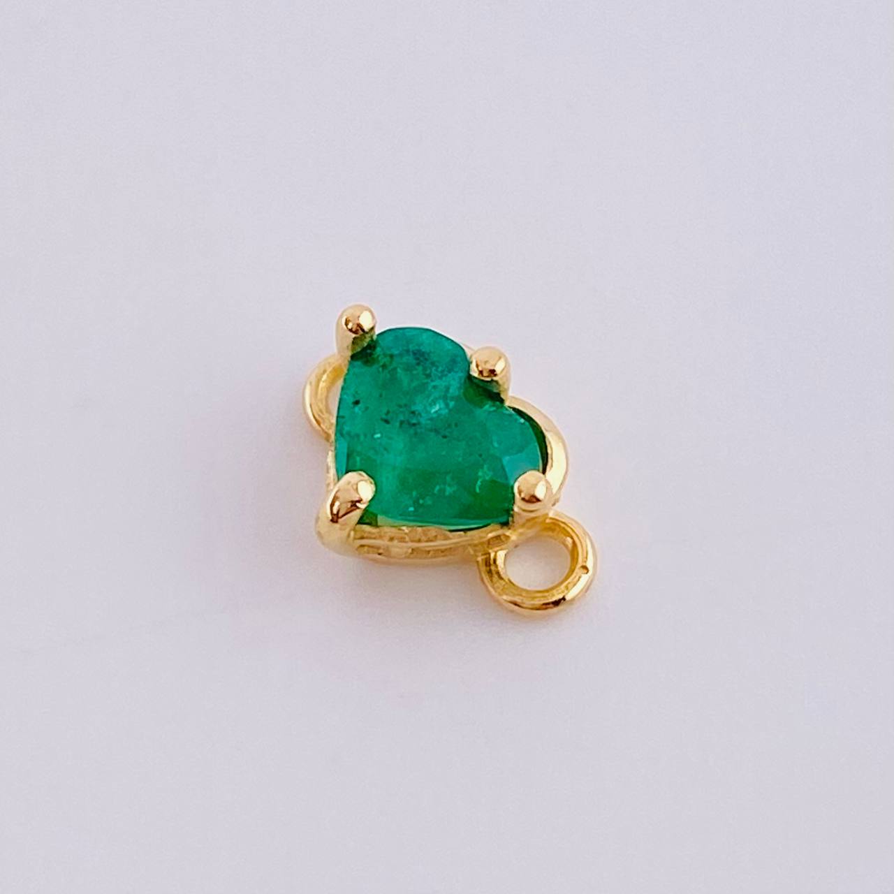Herraje Corazon Cuatro Garras 60pts Esmeralda 0.6gr / 1cm / Oro Amarillo 18K