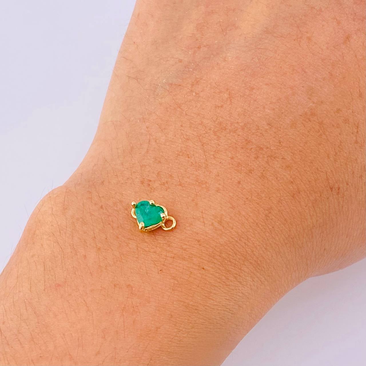 Herraje Corazon Cuatro Garras 60pts Esmeralda 0.6gr / 1cm / Oro Amarillo 18K