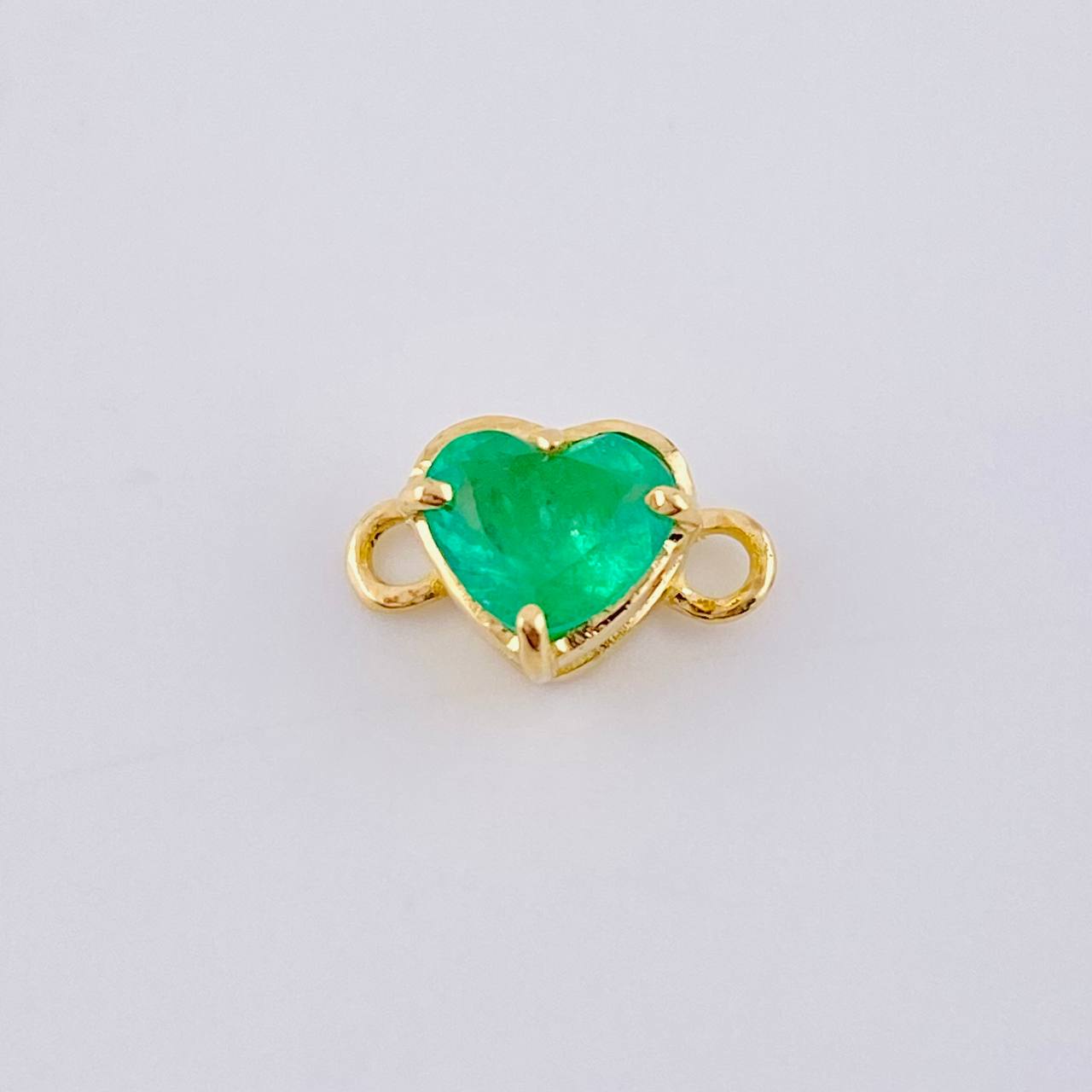 Herraje Corazon Cuatro Garras 60pts Esmeralda 0.75gr / 1cm / Oro Amarillo 18K
