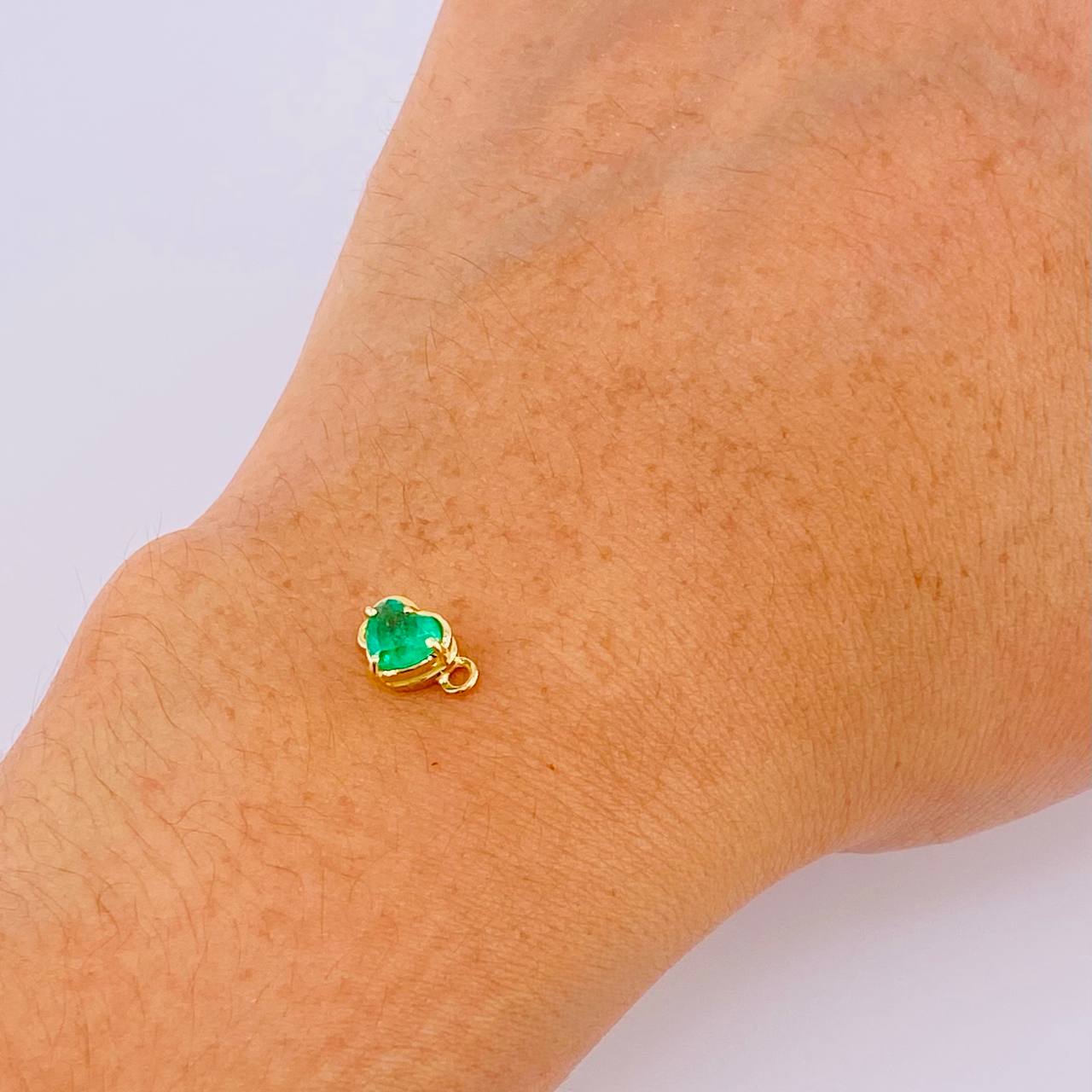 Herraje Corazon Cuatro Garras 60pts Esmeralda 0.75gr / 1cm / Oro Amarillo 18K