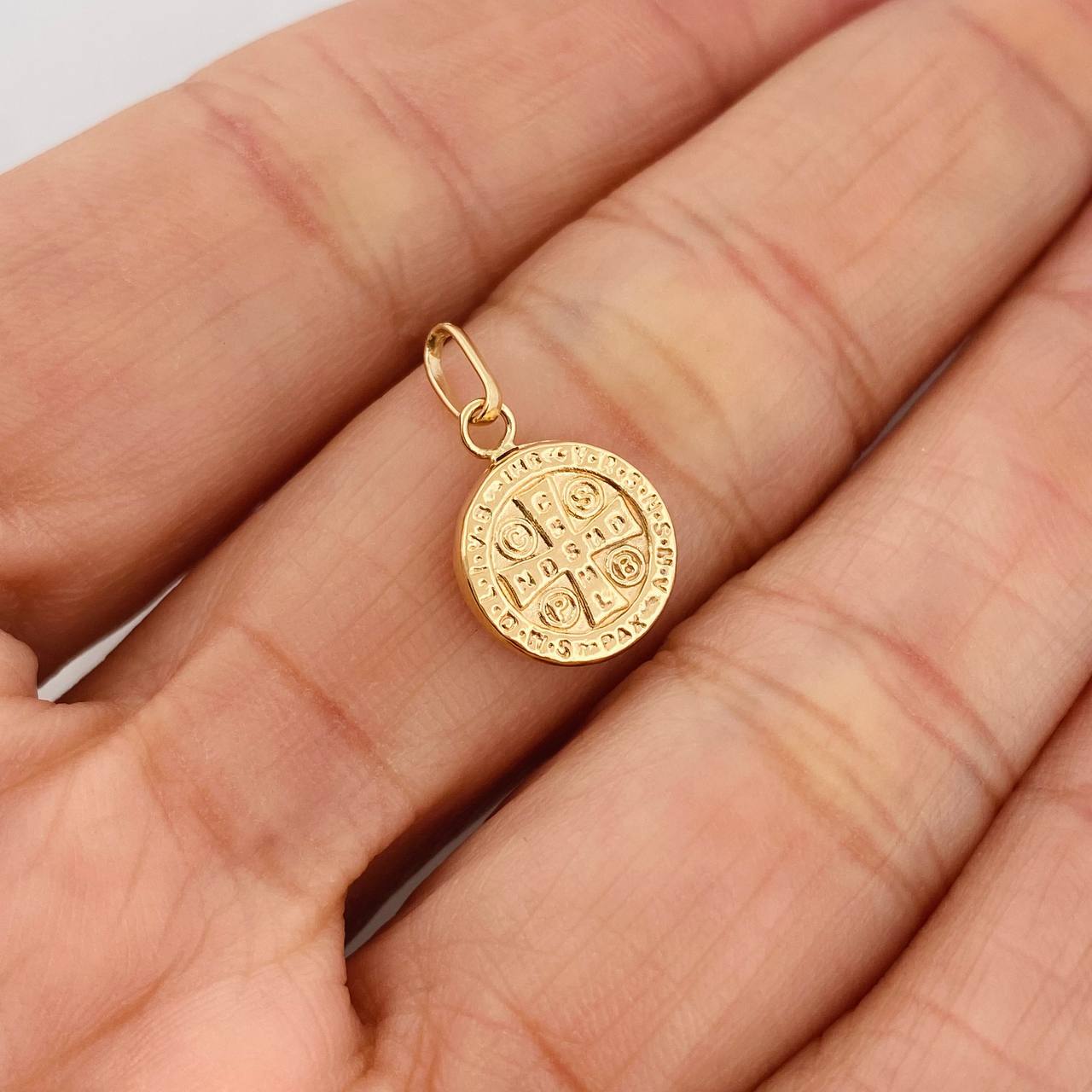 Dije San Benito 0.7gr / 2cm / Oro Amarillo 18K &