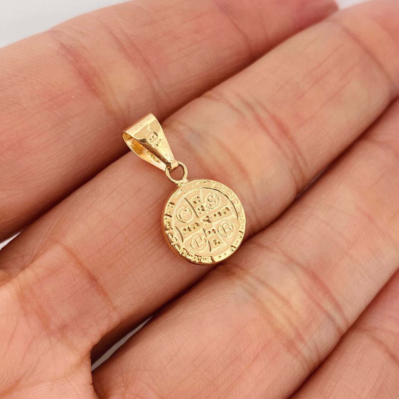 Dije San Benito 0.6gr / 2cm / Oro Amarillo 18K %