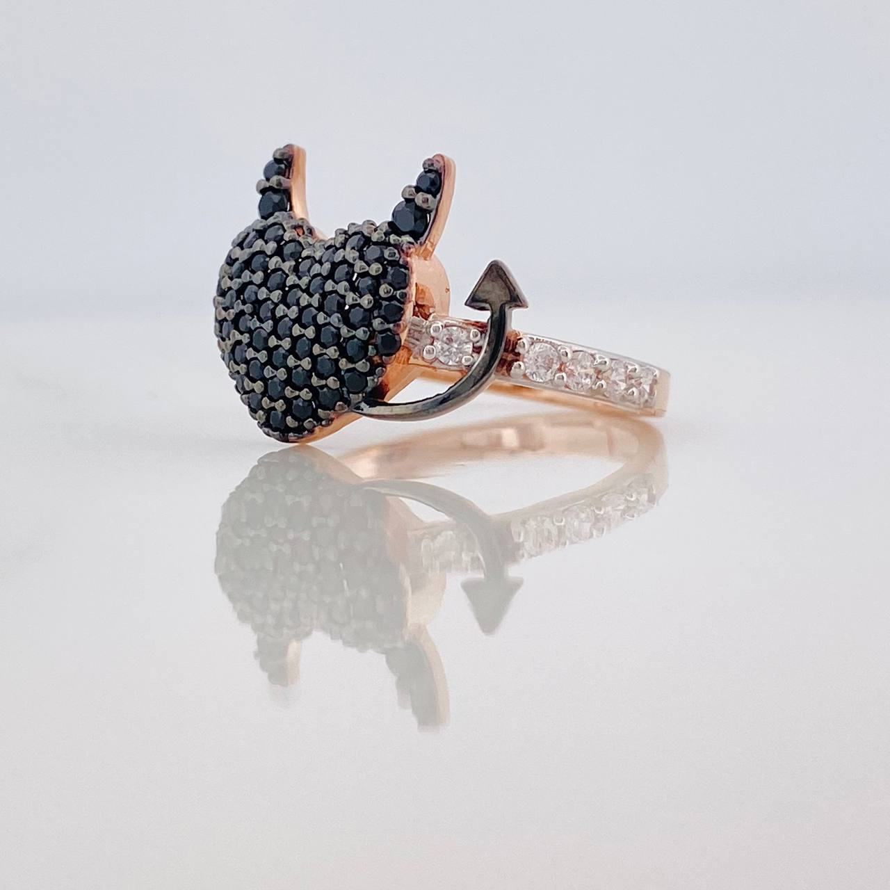 Anillo Corazon Devil 2.45gr / T4 3/4 / Tres Oros 18K %