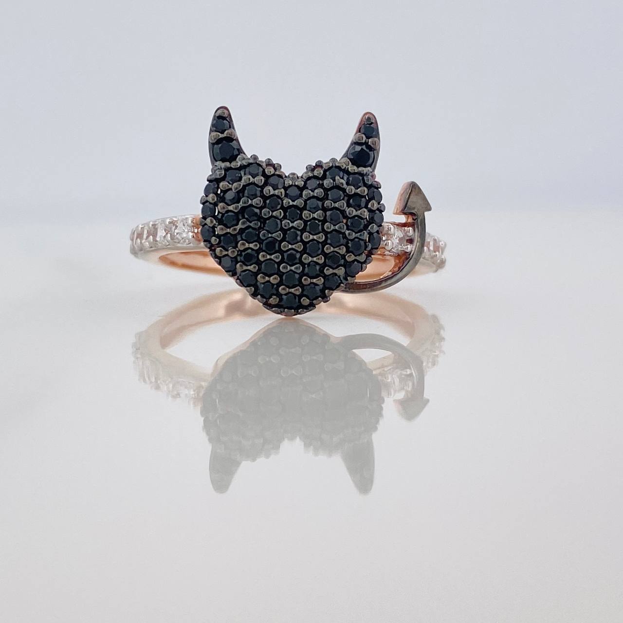 Anillo Corazon Devil 2.45gr / T4 3/4 / Tres Oros 18K %