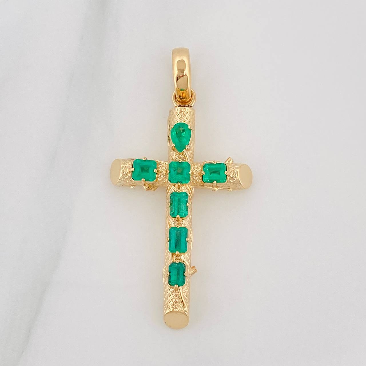 Dije Cruz Esmeraldas 1.34 qts 3.9gr / 4.5cm / Oro Amarillo 18K &