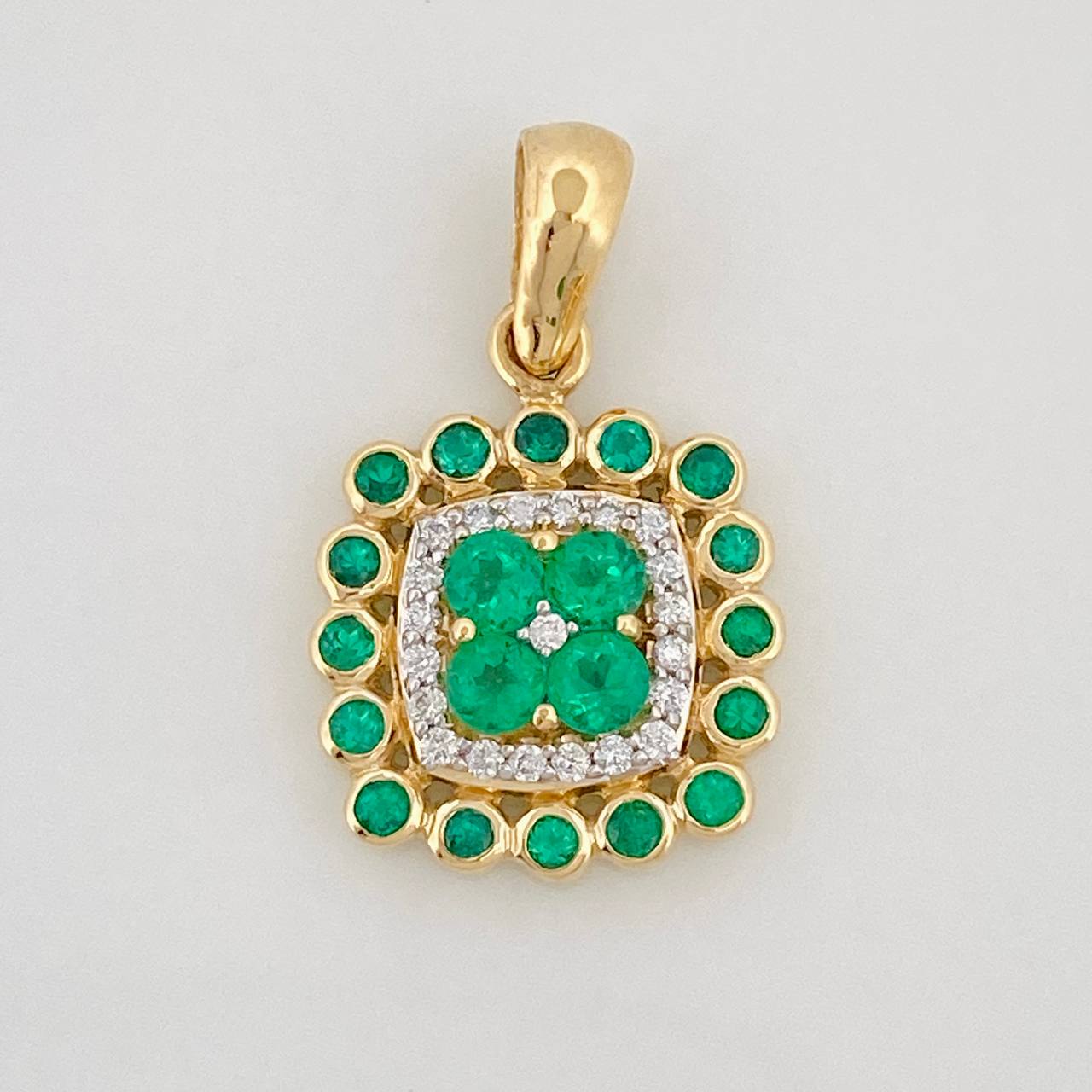 Dije Encanto Esmeraldas 58 pts Diamantes 21 pts 2.35gr / 2cm / Dos Oros Amarillo Blanco 18K &